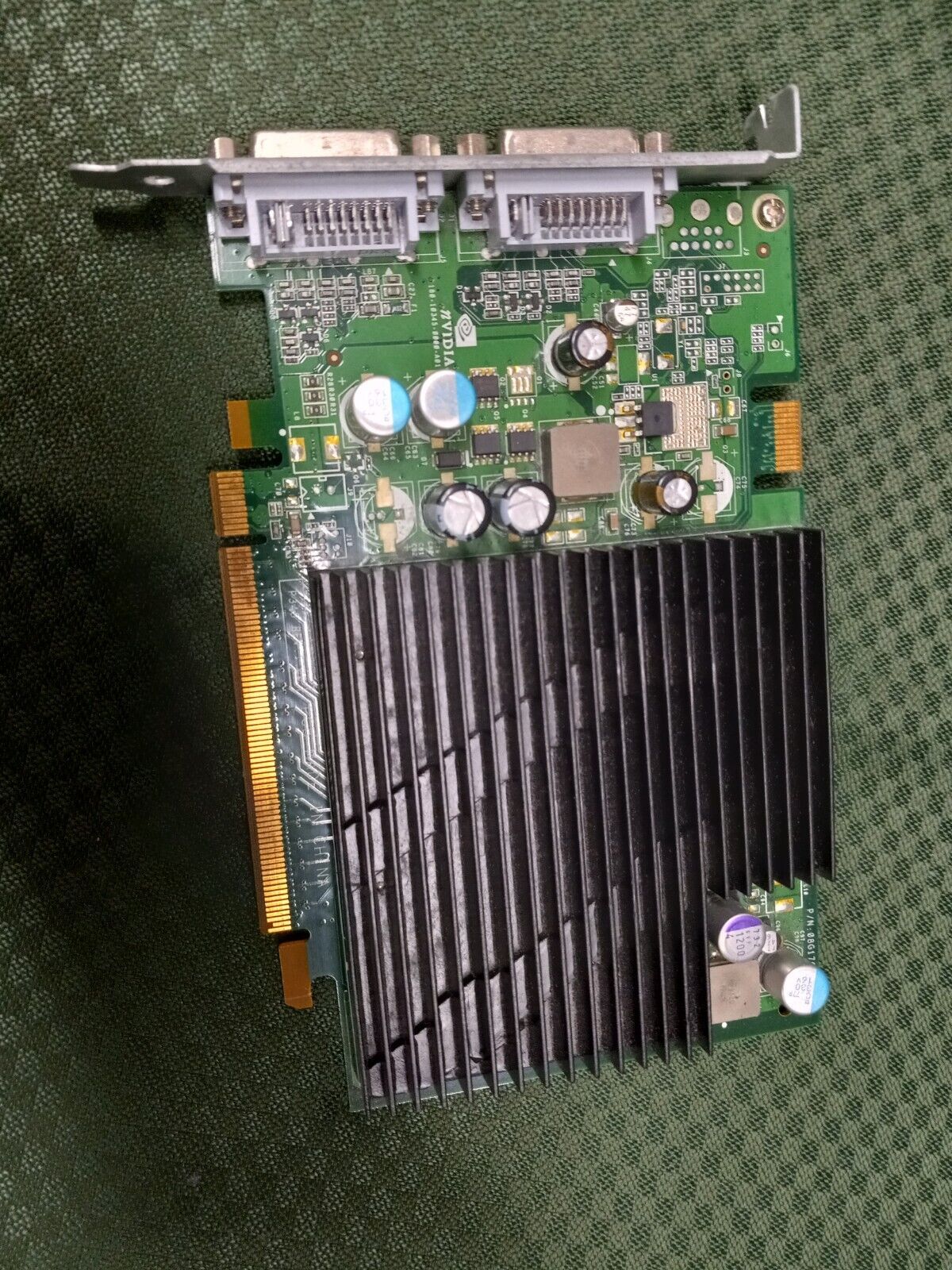 赤字超特価，驚きの破格値，HOT Apple NVIDIA Gece 7300 GT (630-8946/630T0002) 256 MB デュアル DVI ビデオ カード グラフィックボード・グラボ・ビデオカード