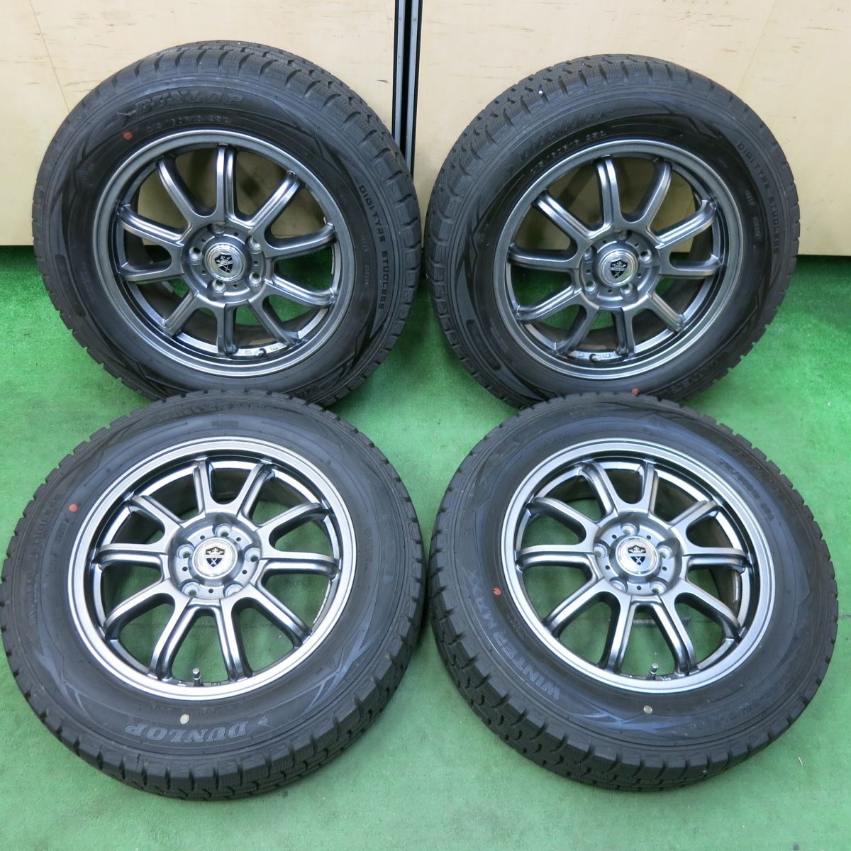 [送料無料] バリ溝！キレイ！9.5分以上スタッドレス 215/60R16 ダンロップ ウインターマックス WM01 ESTROSA エステローザ 16インチ PCD114.3/5H4112709SYス
