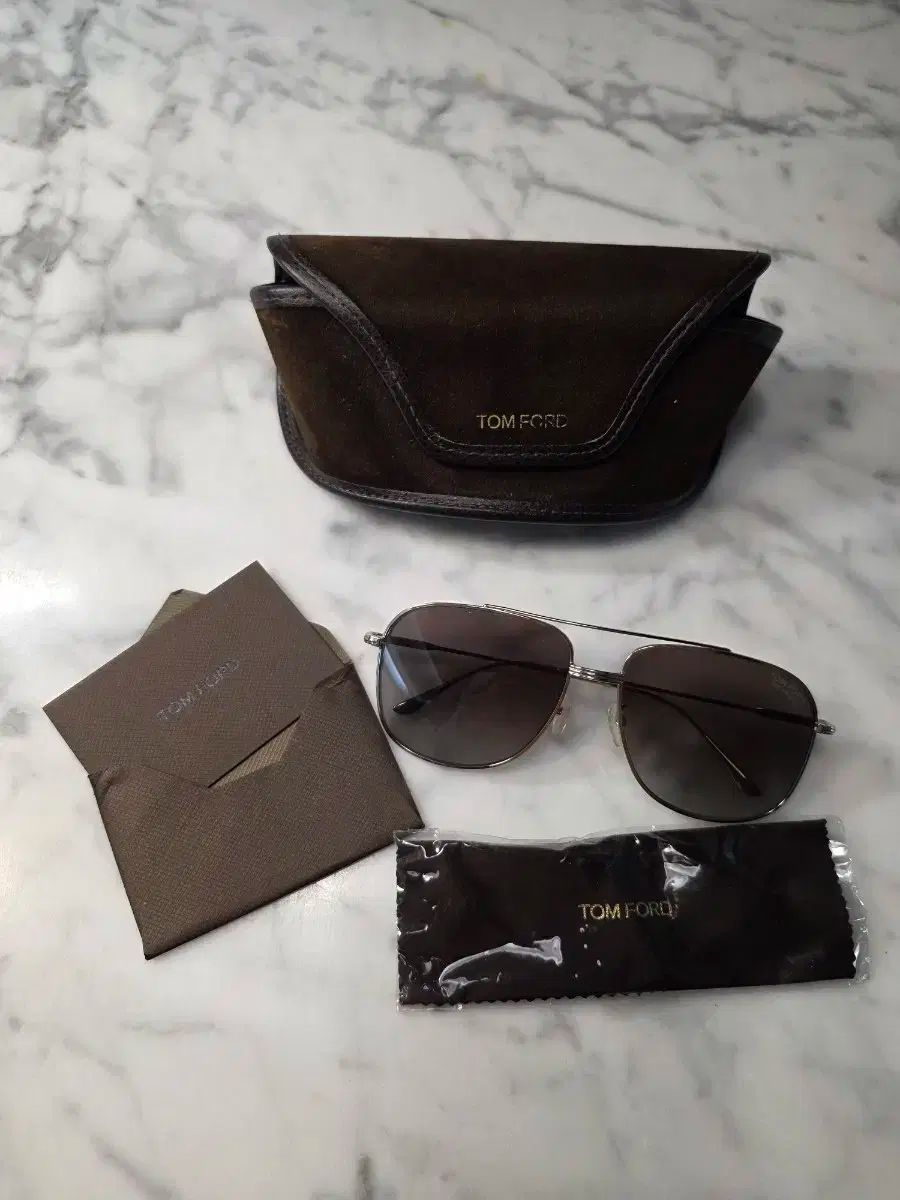 TOM FORD ブラウン サングラス ケース付き TOM FORD(トムフォード) サングラス フルセット ブラウン ケース