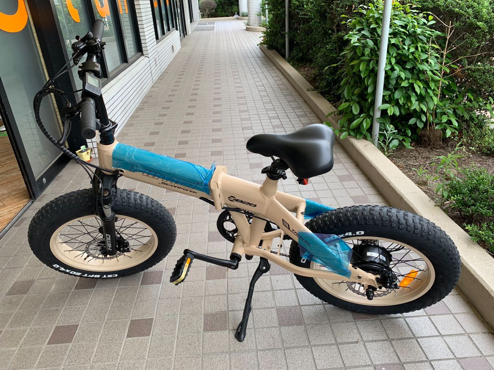 未舗装道路も楽々進む！折りたたみ式電動ファットバイク「HIMO
