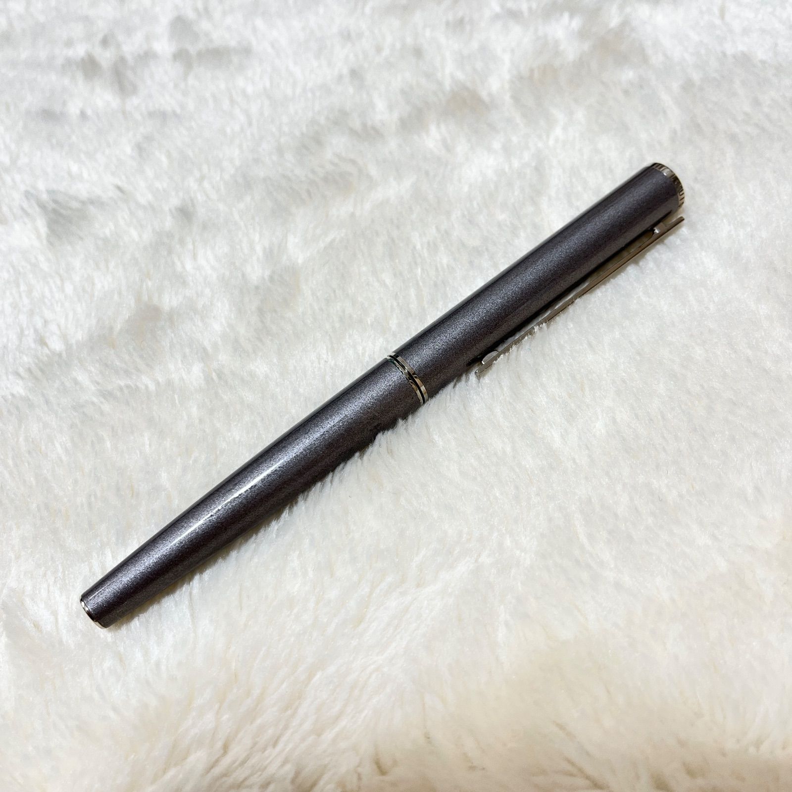 美品 ルイヴィトン ペン LOUIS VUITTON ジェット・リーニュ ボールペン シルバーグレー ツイスト式 シルバー金具 JJS01674