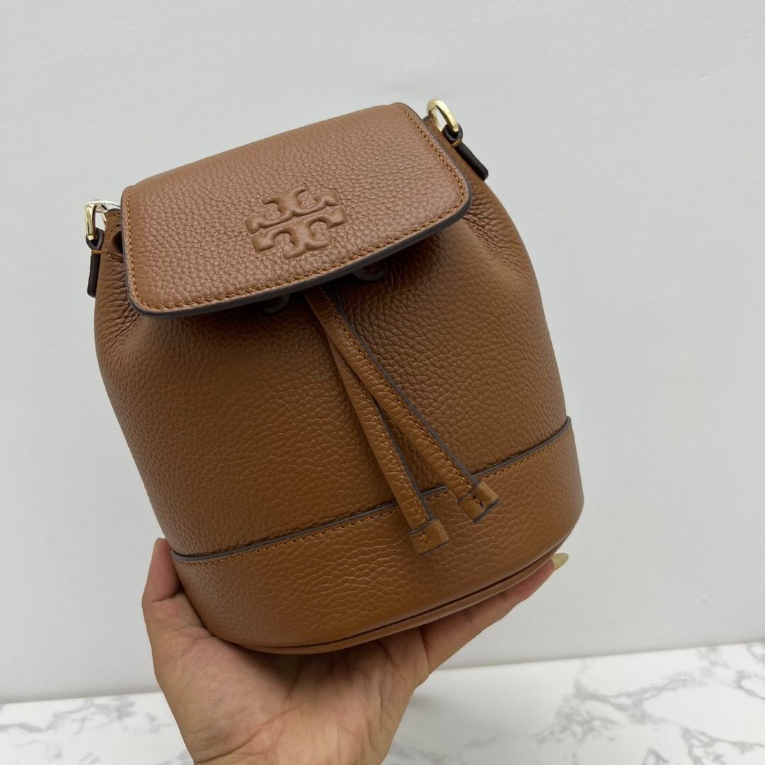 TORY BURCH THEA ミニ バックパック バケット バッグ カジュアル 旅行 3WAY レディース　多様な活用 アウトレット品 ブラウン #13740