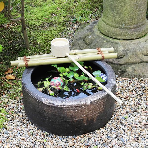 信楽焼 陶器 手水鉢 和風 メダカ鉢 金魚鉢 水鉢 焦げ窯肌切立つくばい(竹、柄杓、浮き球2個付き) tu-0023 - メルカリ