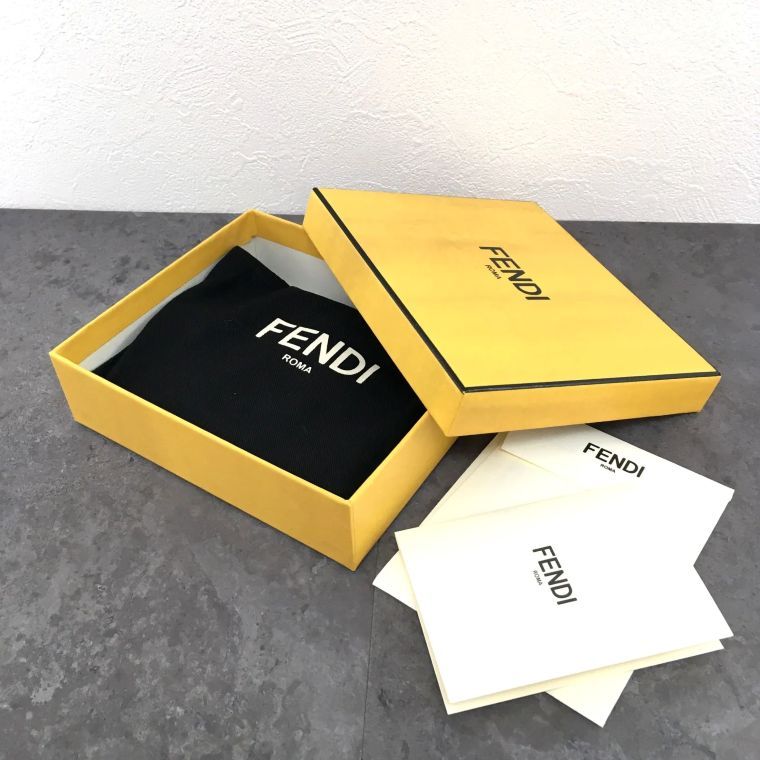 送料込み！ 未使用品 FENDI フラグメントケース 8AP161 スマート  