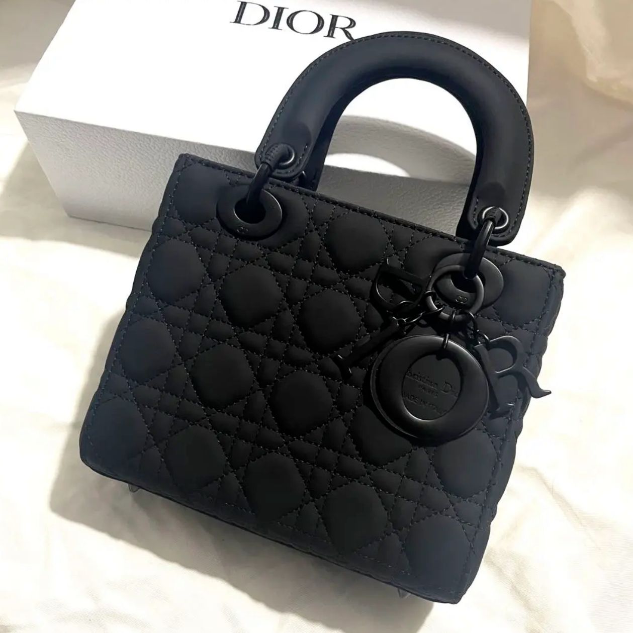 【極美品】レディディオール　LADY DIOR ミディアム　ウルトラマット即日発送 匿名配送 翌日配達