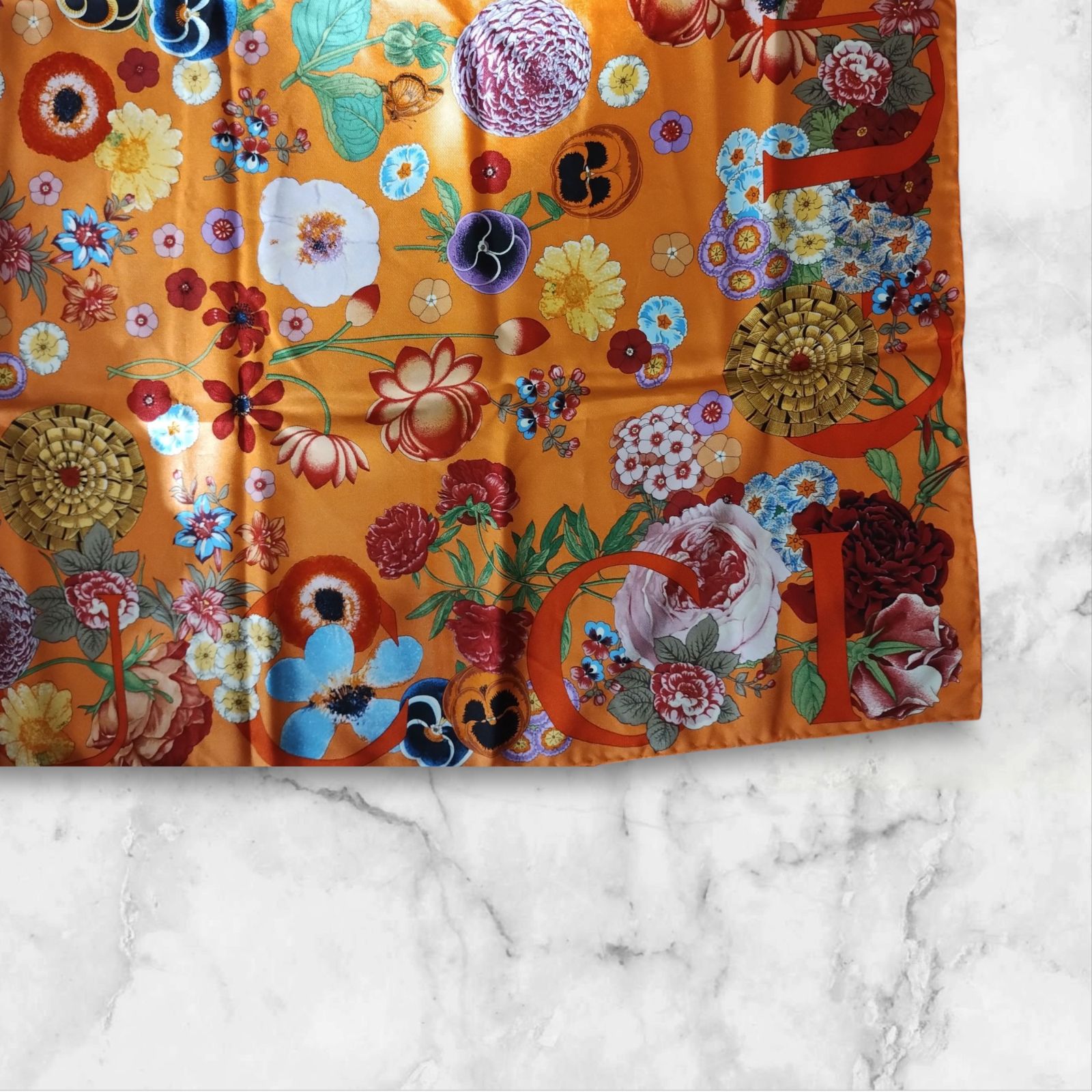 Gucci 花柄オレンジスカーフ GUCCI 大判 スカーフ 花柄 オレンジ フラワー fd25G(T)6 - メルカリ