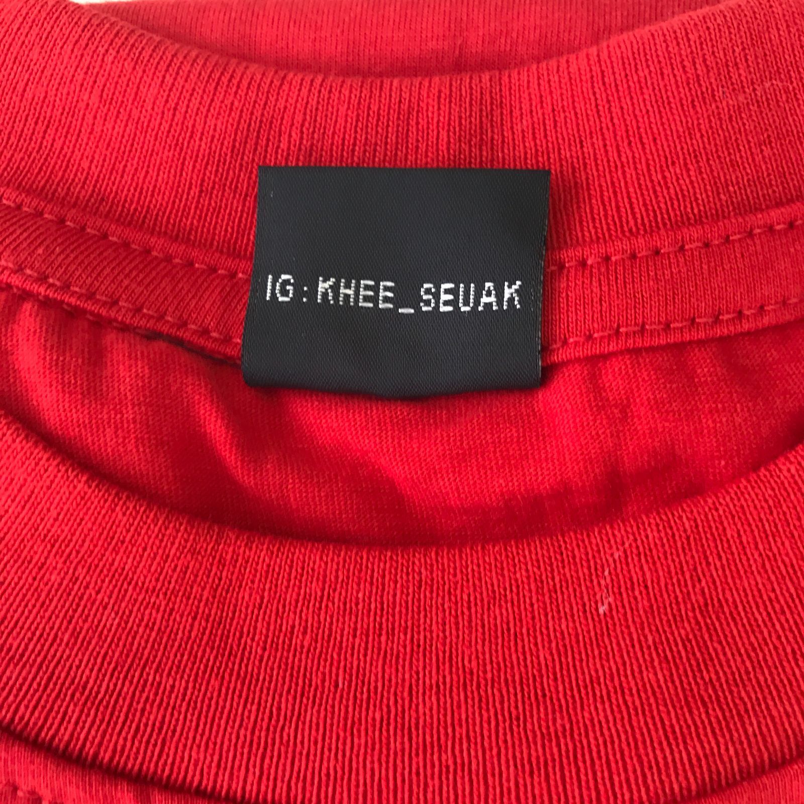 タイ語 半袖Tシャツ《KHEE SEUAK 》メッセージTシャツ 赤 白