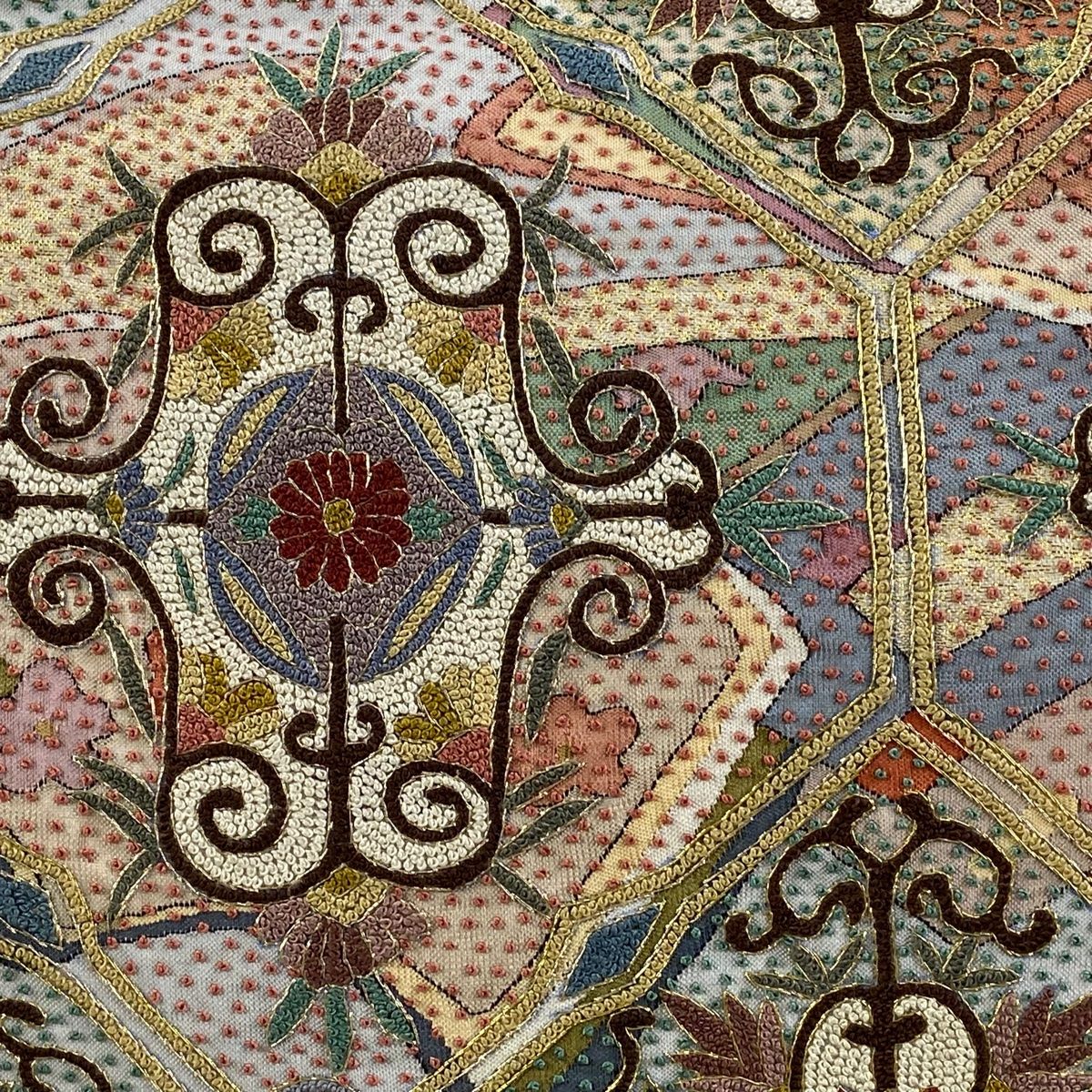 袋帯 草花 幾何学模様 金糸 相良刺繍 薄ピンク お太鼓柄 正絹