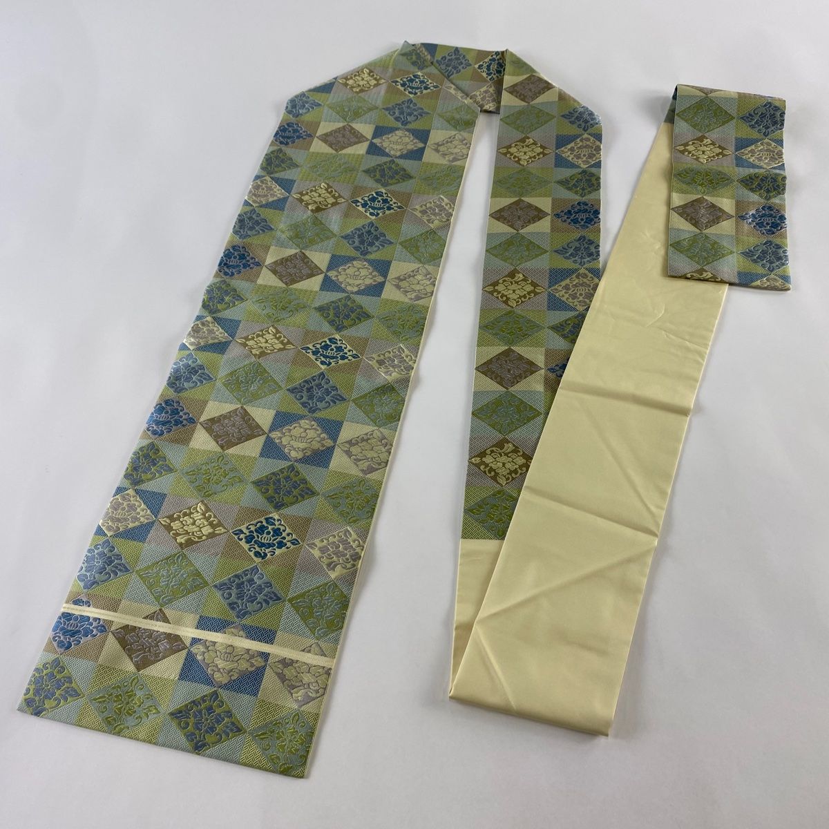 人気の雑貨がズラリ！ 落款 歩き回れる 山岡古都 逸品 美品 名古屋帯 鳳凰 縮緬 草花 着物・浴衣