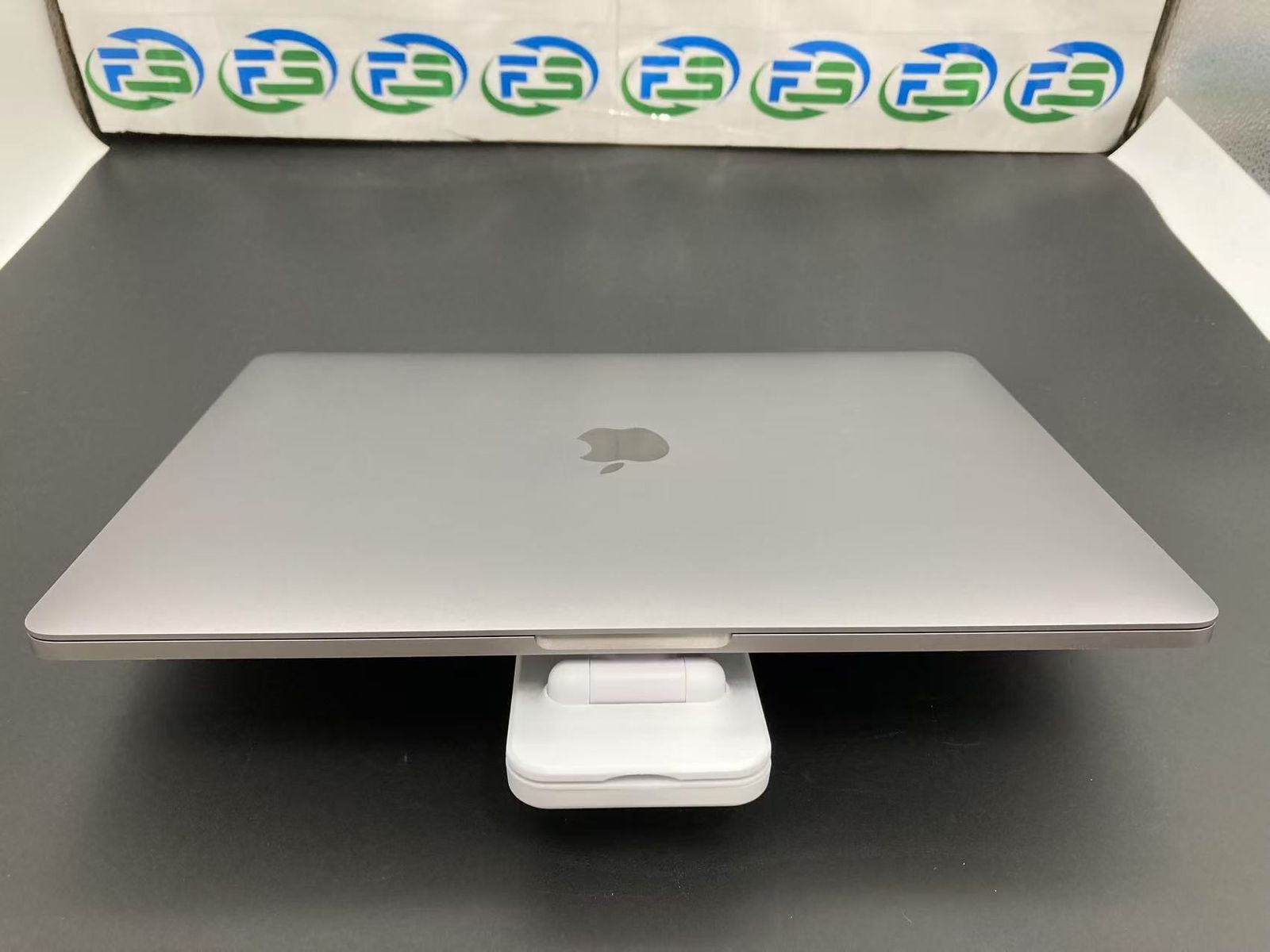 良品 Apple MacBook Pro 13インチ（8GB RAM、256GB SSD）スペースグレイ