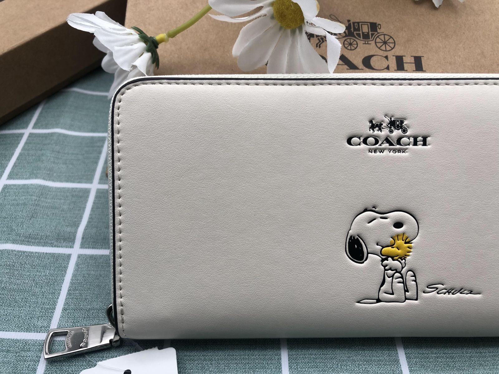 COACH財布 コーチ 長財布 レディース クーポン配布 ギフト プレゼント 小銭入れあり SNOOPY スヌーピー 新品 未使用 ホワイト  シグネチャー レザー ズック スリム ウォレット ブランド CC102 - メルカリ