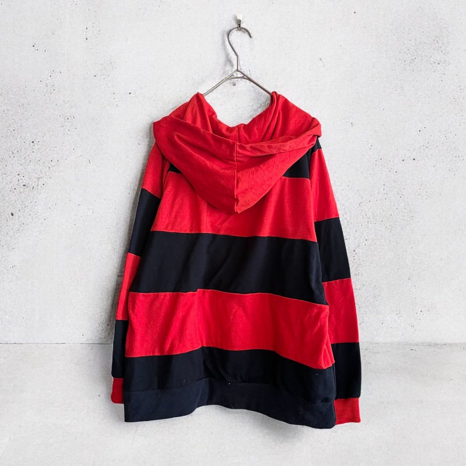 【アーバンアウトフィッターズ】パーカー　フーディ　カラフルボーダー　カジュアル 韓国 レディース 虹色 レインボー カラフル ボーダー パーカー 冬