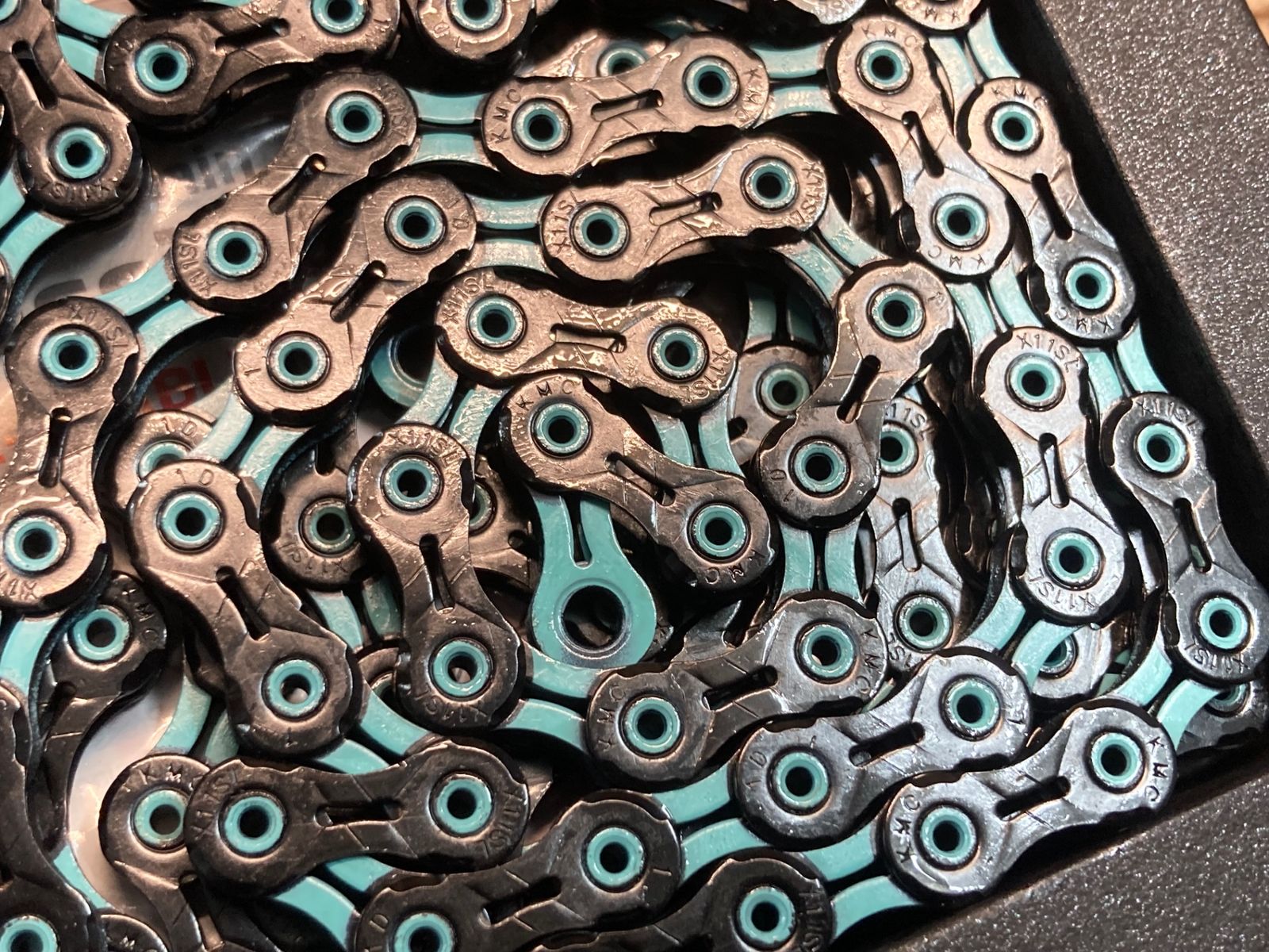 IR667 KMC DLC11 チェーン 11S 118L 黒 チェレステ ミッシングリンク