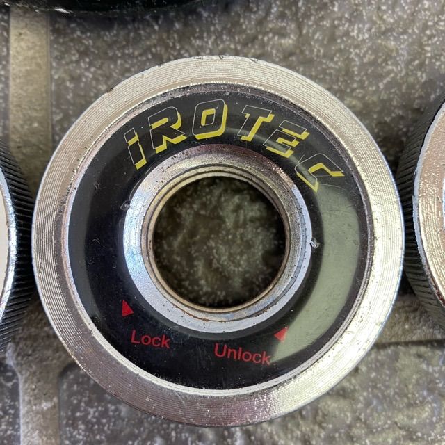 配送不可、現地引取のみ、リユース品】IROTEC ダンベルセット