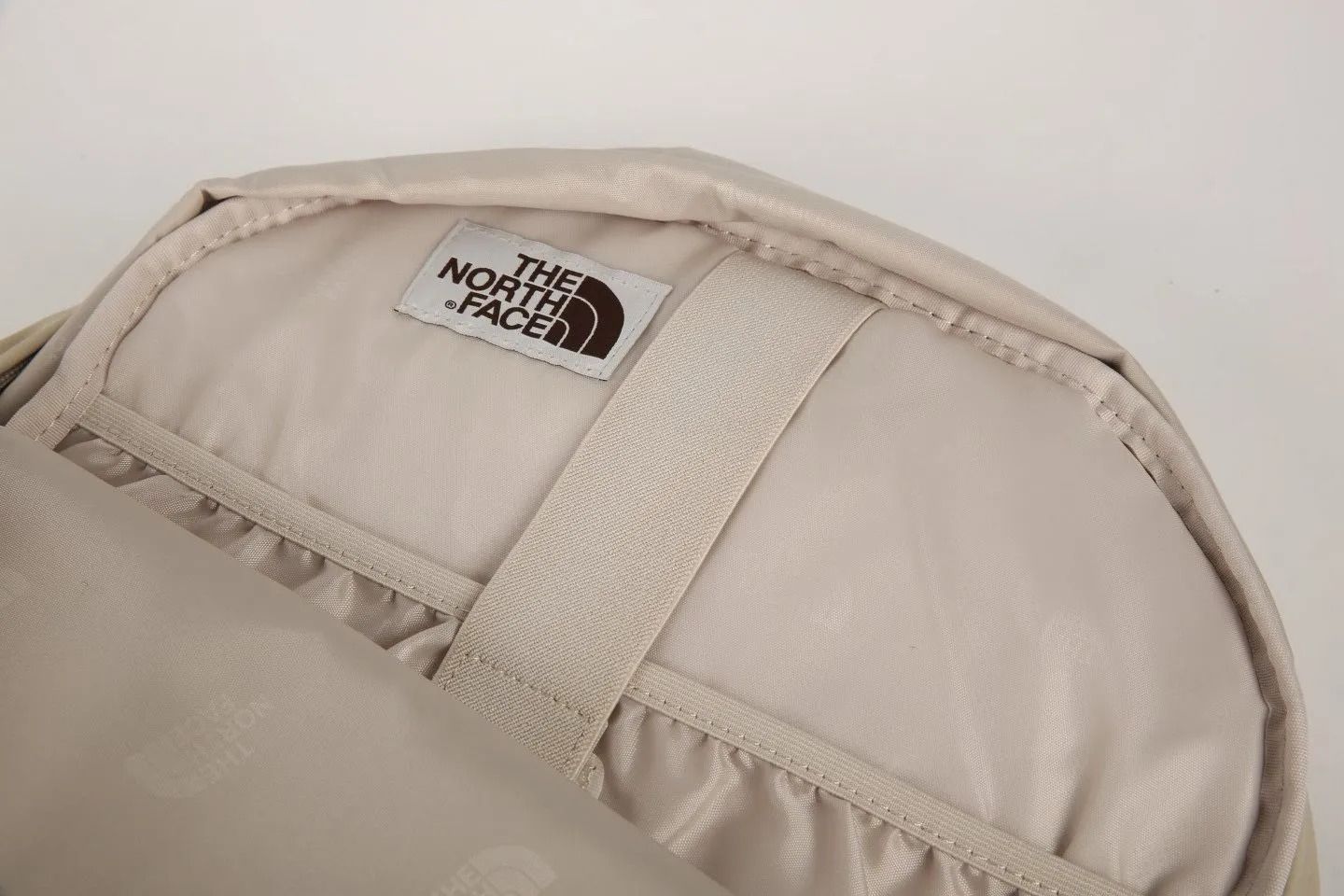 全新品 [ザノースフェイス]THE NORTH FACE WL DAY PACK NM2DQ08J デイパック バックパック バッグ リュックサック A4収納 通勤 通学 WHITELABEL メンズ レディース 男性用 女性用 男女兼用