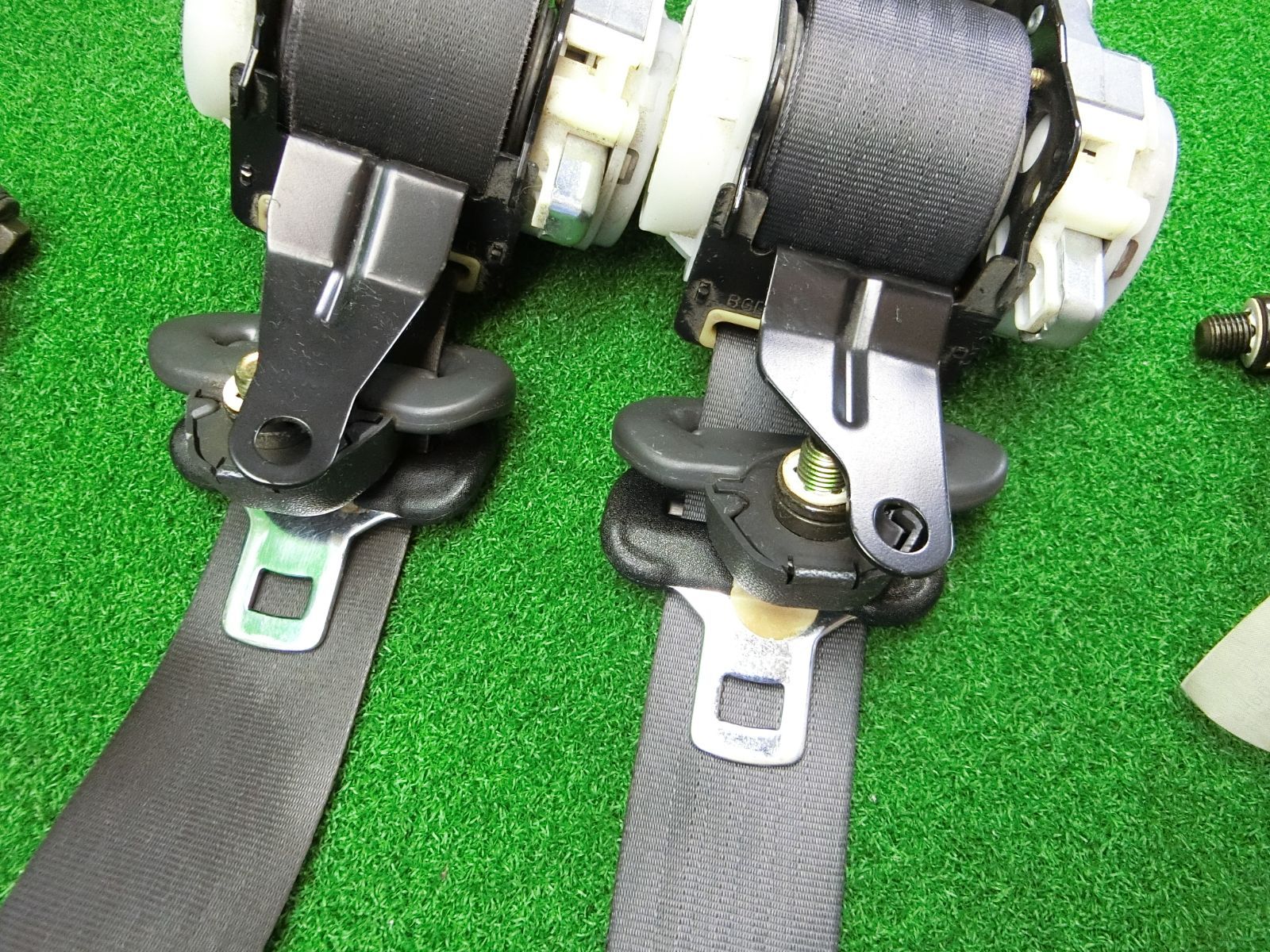 11676 スズキ エブリイワゴン DA62W フロント シートベルト 左右セット キャッチ 84940-66H5 84920-66H5