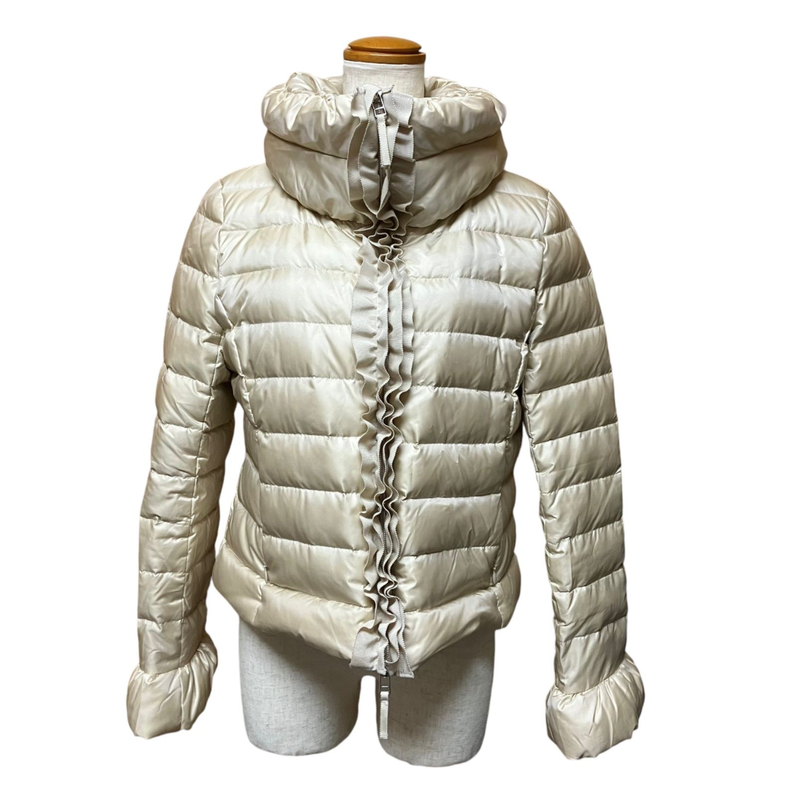 TO BE CHIC ダウンコート 42 大きいサイズ フリル　ライトーグレー TO BE CHIC ダウンコート フリル 大きいサイズ 42 XL - メルカリ