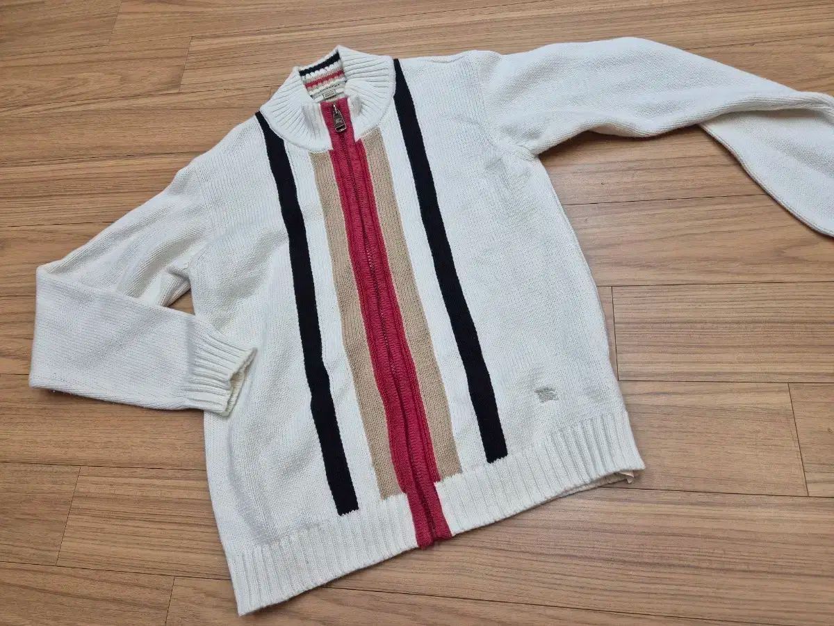 バーバリー キッズ カーディガンです サイズは10Y 140cmで コットン