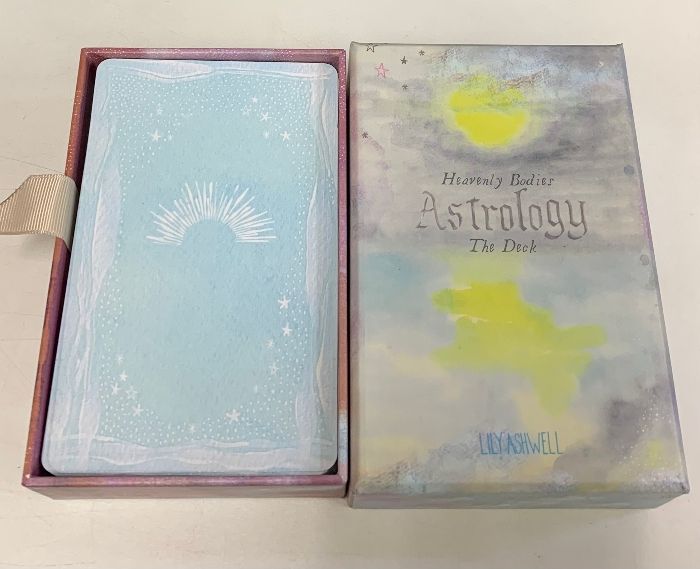 GAIA BOOKS ヘヴンリーボディーズアスロロジー 状態良品 2022 リリー・アシュウェル 070S1D 重版出来‼】占星術のエッセンスが凝縮されたカードと解説書を