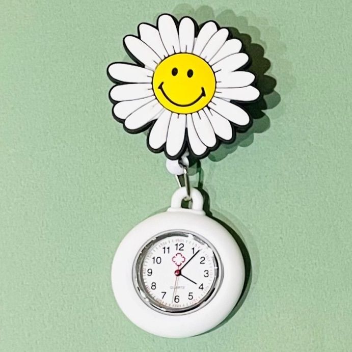かわいい フラワー スマイル ナースウォッチ 懐中時計 リール式 ニコ
