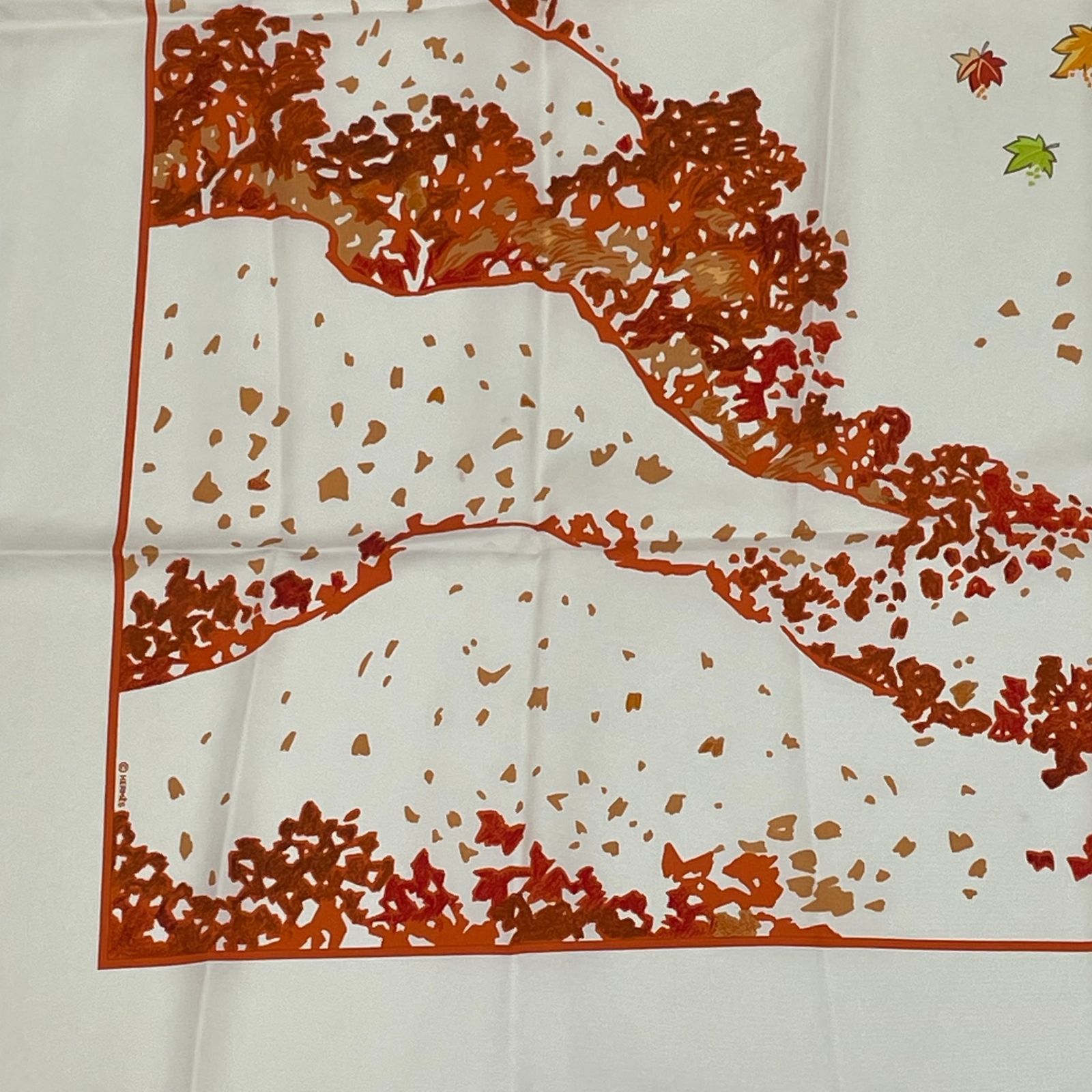 エルメス　シルク　カレ90 スカーフ　Trois Feuilles 3枚の葉 エルメスシルクカレ90 スカーフTrois Feuilles 3枚の葉