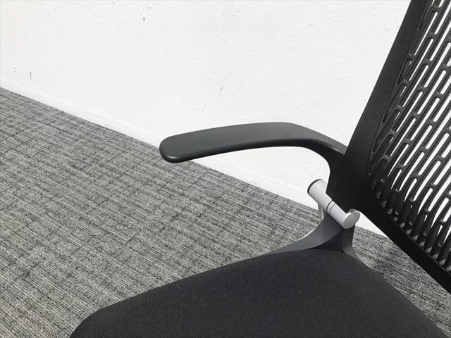 平行スタッキングチェア 肘付 グラータ 4本脚タイプ キャスター付 オカムラ ブラック MARWIL-DEMENAGEMENTS_CH