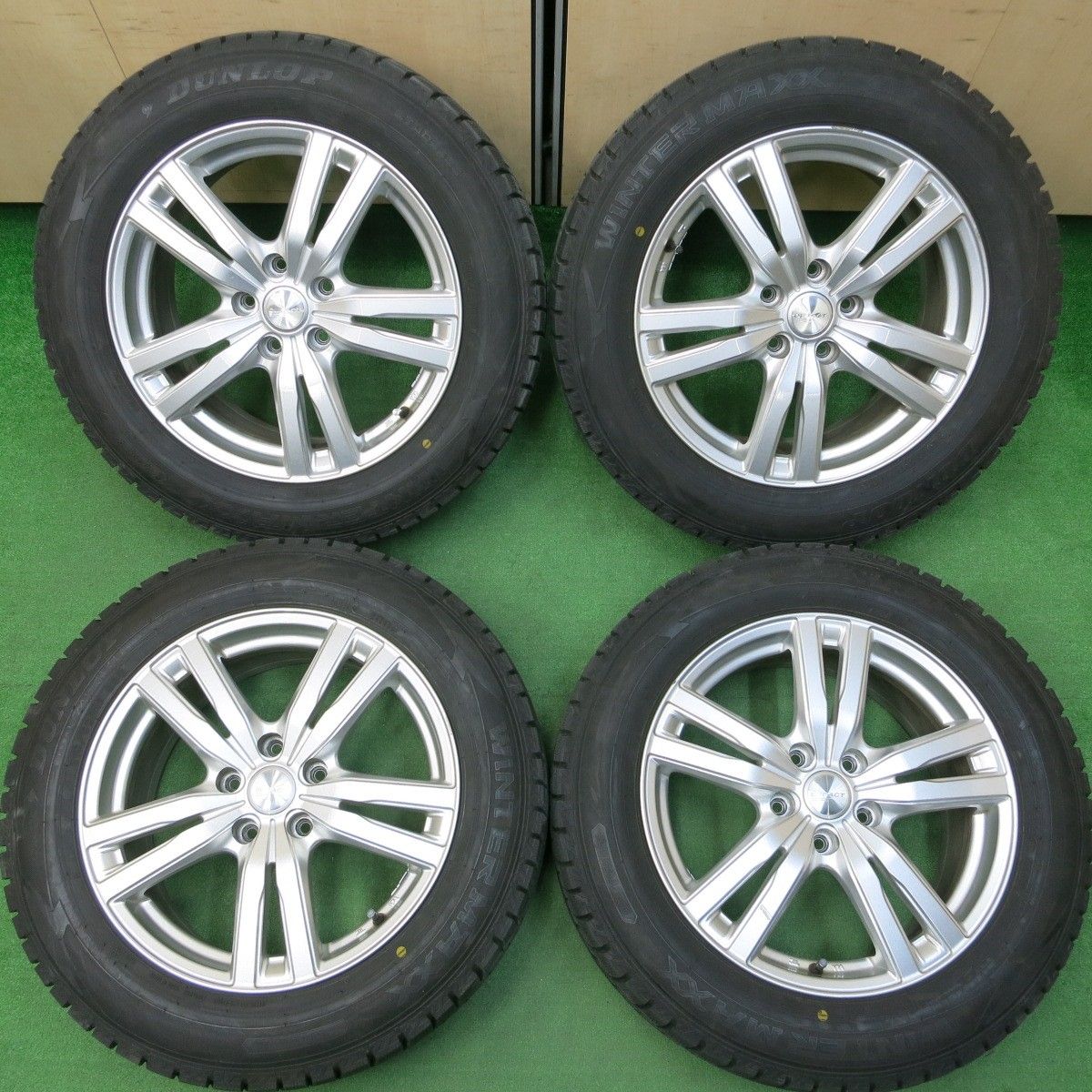 *送料無料* バリ溝！22年！キレイ！ほぼ10分スタッドレス 215/60R17 ダンロップ ウインターマックス WM02 DUFACT デュファクト 17インチ PCD114.3/5H4020901イス