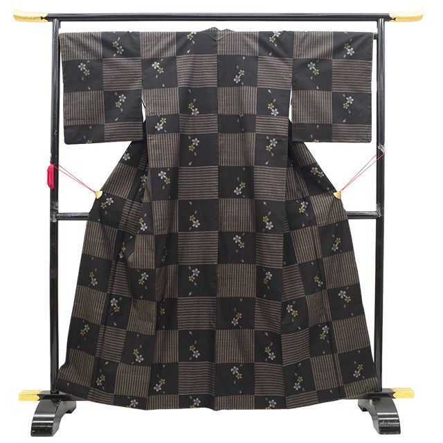 新古品 本場奄美大島紬 着物 正絹 袷 大島紬 7マルキ カタス式 黒こげ茶 市松 桜 縞 やまと扱い カジュアル 春 秋 冬 本場大島紬 着物 仕立て上がり 身丈164 裄丈67.5 Lサイズ みやがわ sb16443