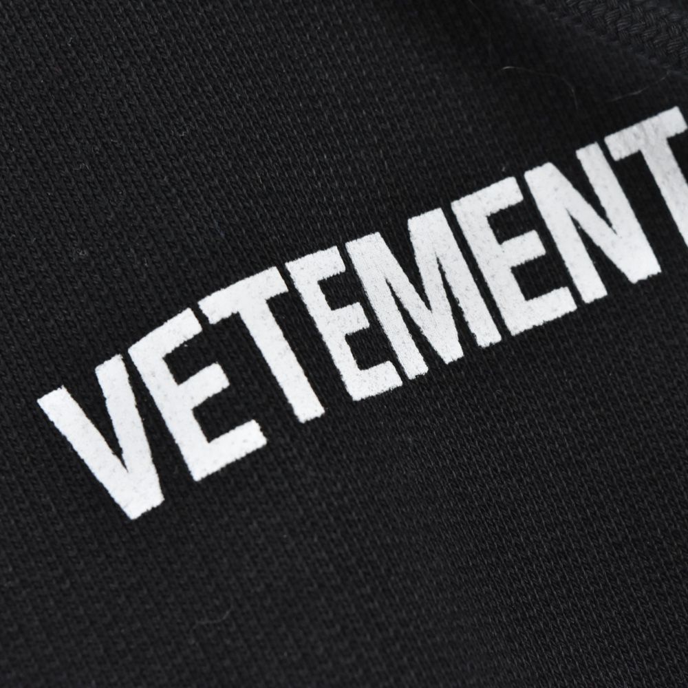 VETEMENTS ヴェトモン 22SS Stamped Logo Shirt ロゴスタンプシャツ オーバーサイズ長袖シャツ 総柄ロゴ ボタンダウンシャツ ビッグシルエット ブラック UE52SH160X