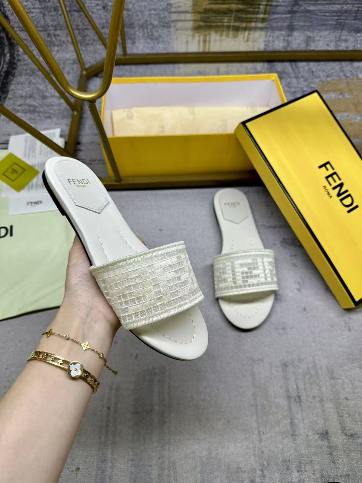FENDI フェンディ 幅広ストラップ フラット スリッパ01-2