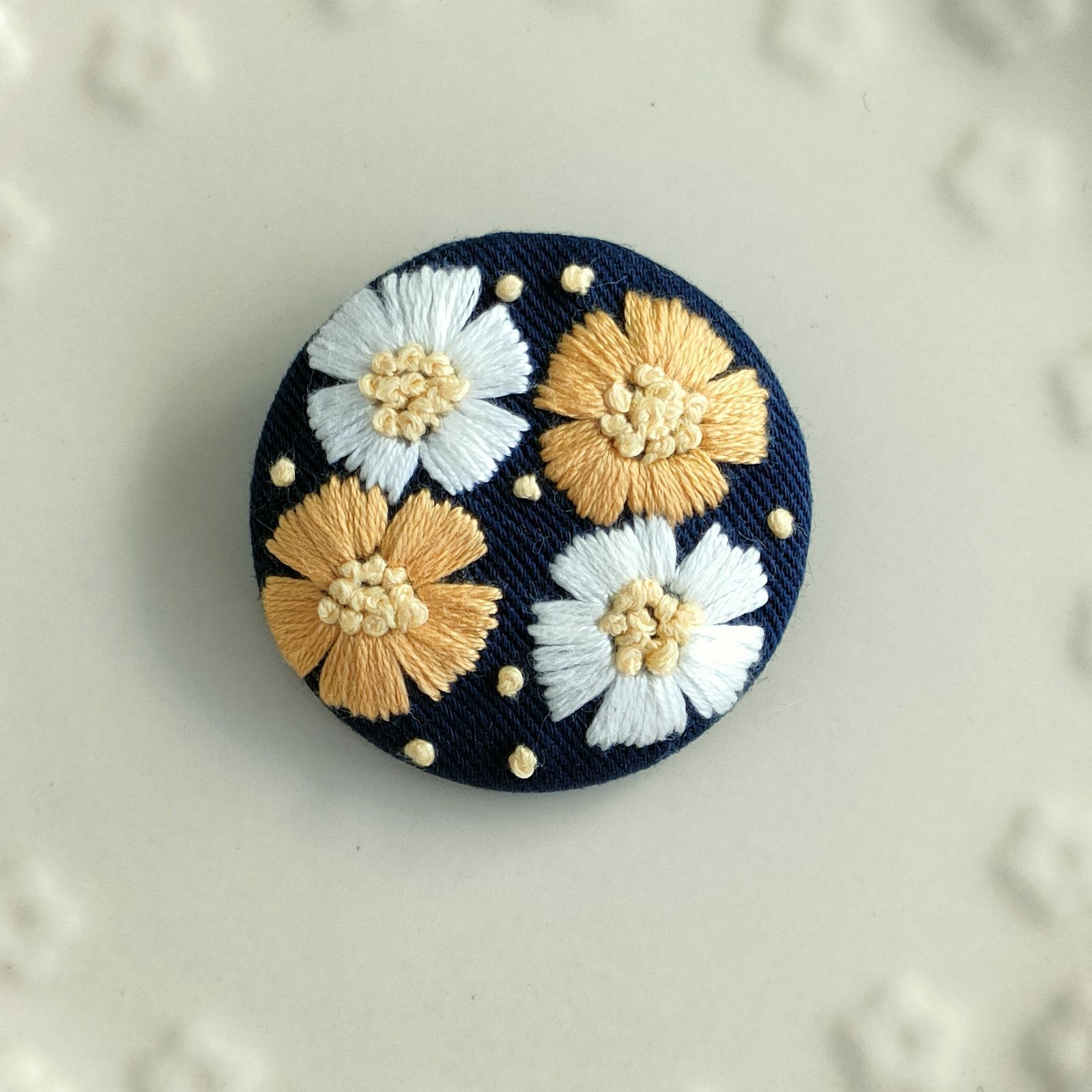 刺繍ブローチ くるみボタン 花 Natural✽yuu メルカリ