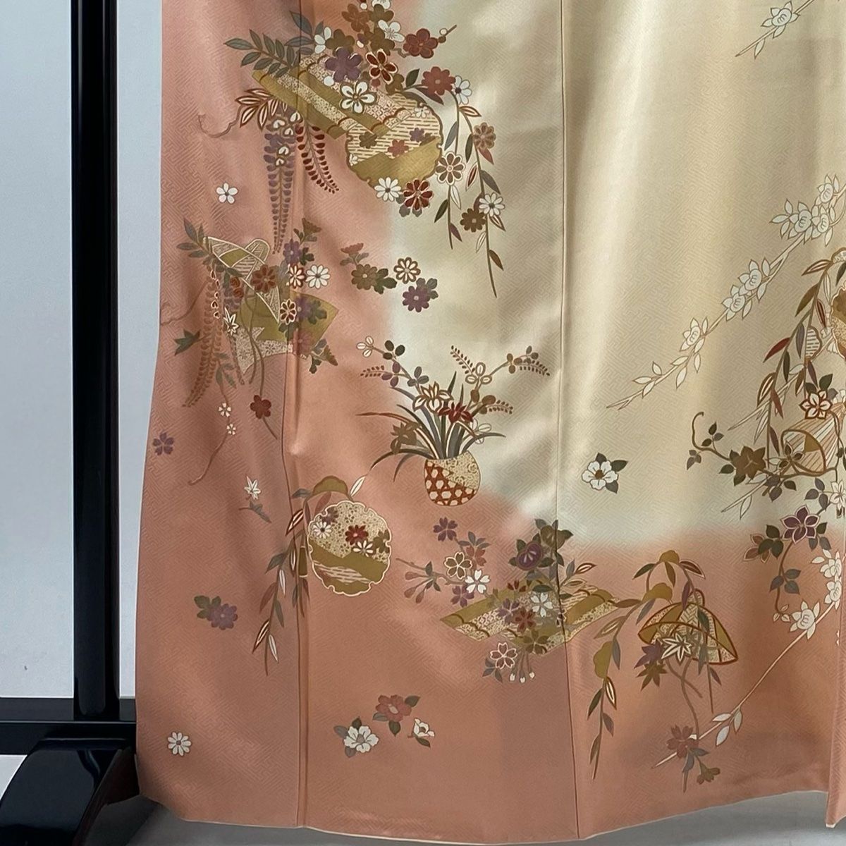 振袖フルセット　雪輪 草花 金彩 染め分け 濃ピンク 正絹 美品 振袖フルセット 雪輪 草花 金彩 染め分け 濃ピンク 正絹 美品