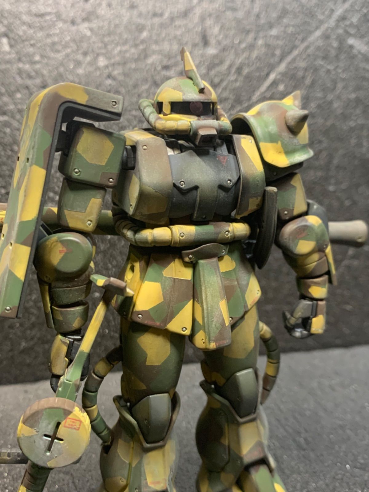 ガンプラHGUC 1/144 MS−06 ザクⅡ オリジナル迷彩塗装 完成品-