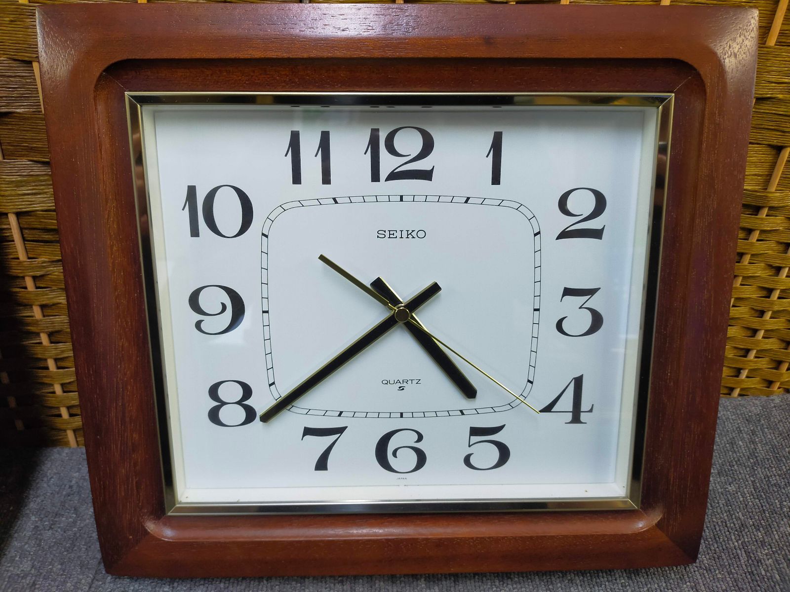 セイコウの木製置時計。 SEIKO EMBLEM 木製置時計HW592B ギフトにも