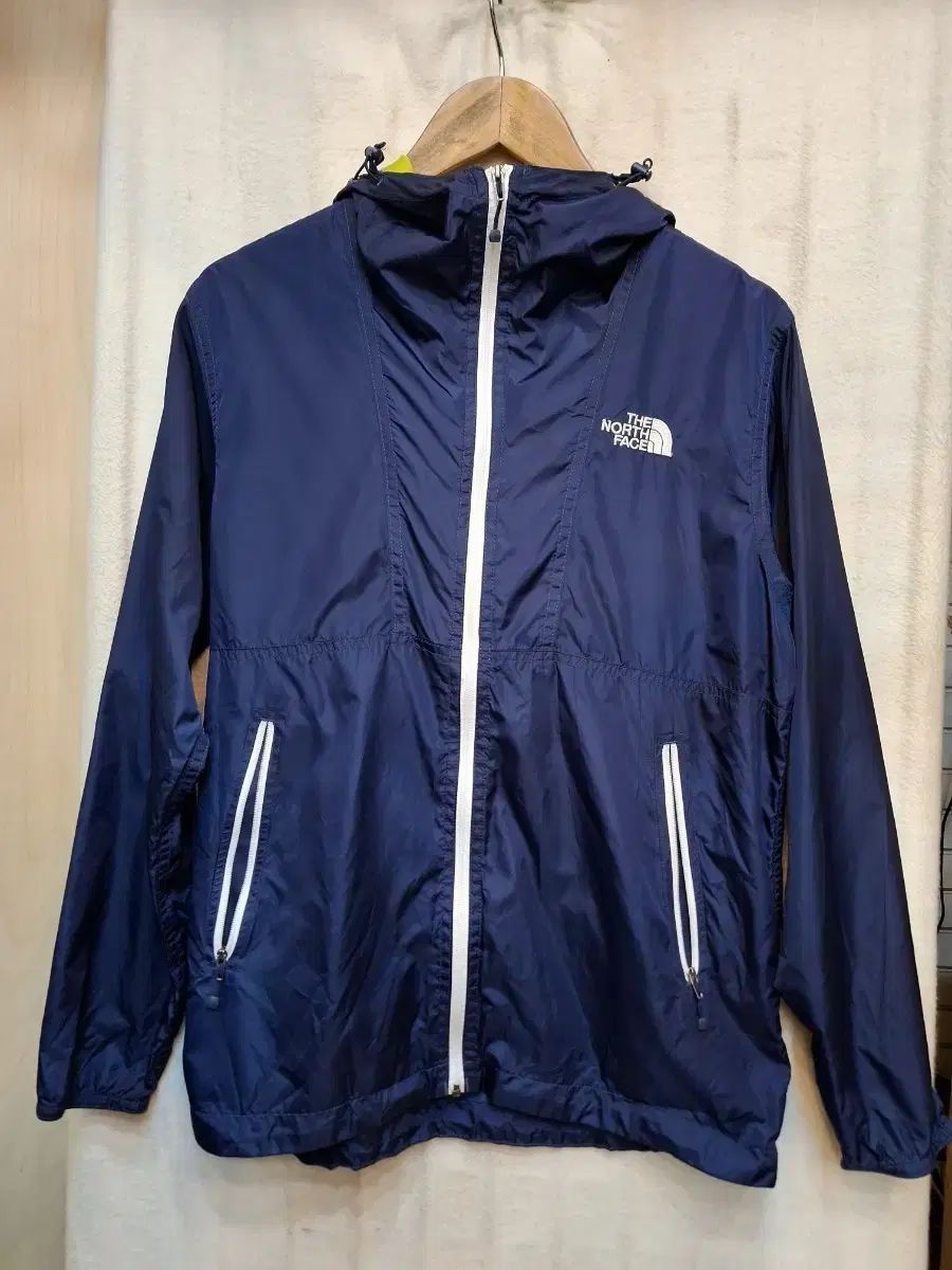 THE NORTH FACE フード付きウィンドブレーカー ネイビー　 メンズ THE NORTH FACE フード付きウィンドブレーカー ネイビー メンズ