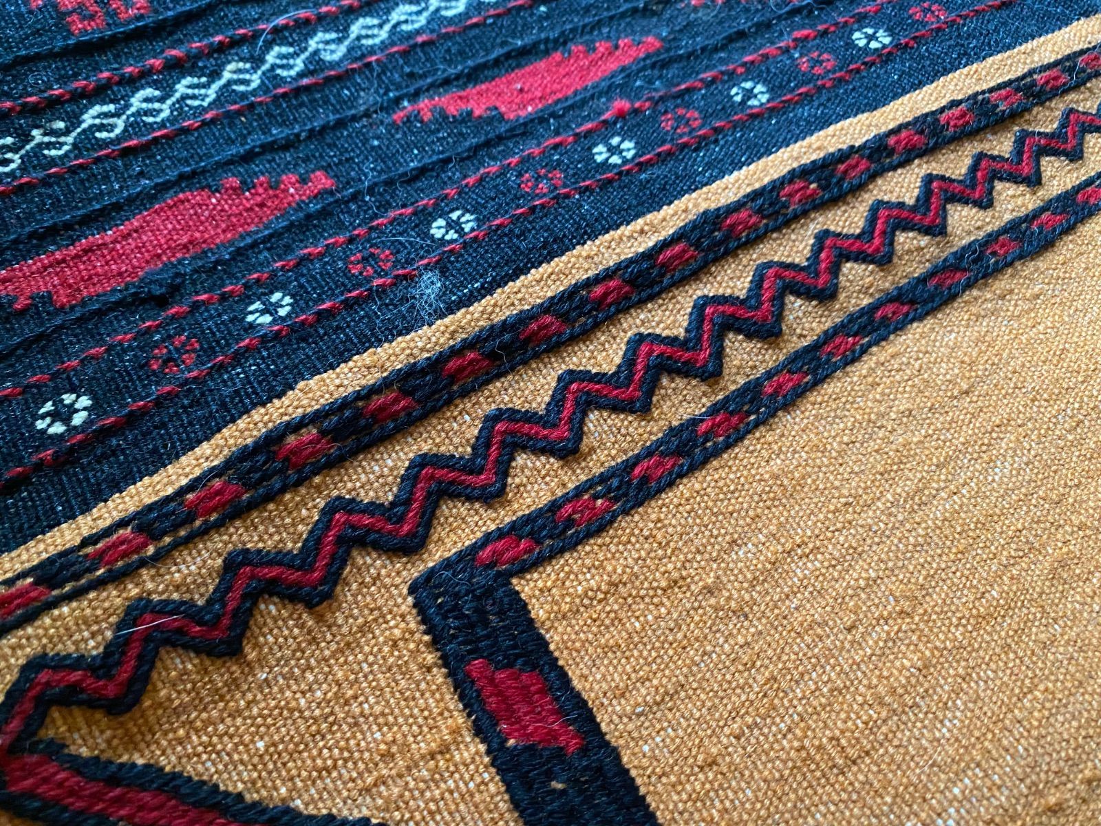 トルコ語で食卓の意味 素敵で細かい織りグジャリ織り入りバルーチソフラをご紹介 138×142素敵なお部屋作りに しっかり織られたキリム MARWIL-DEMENAGEMENTS_CH