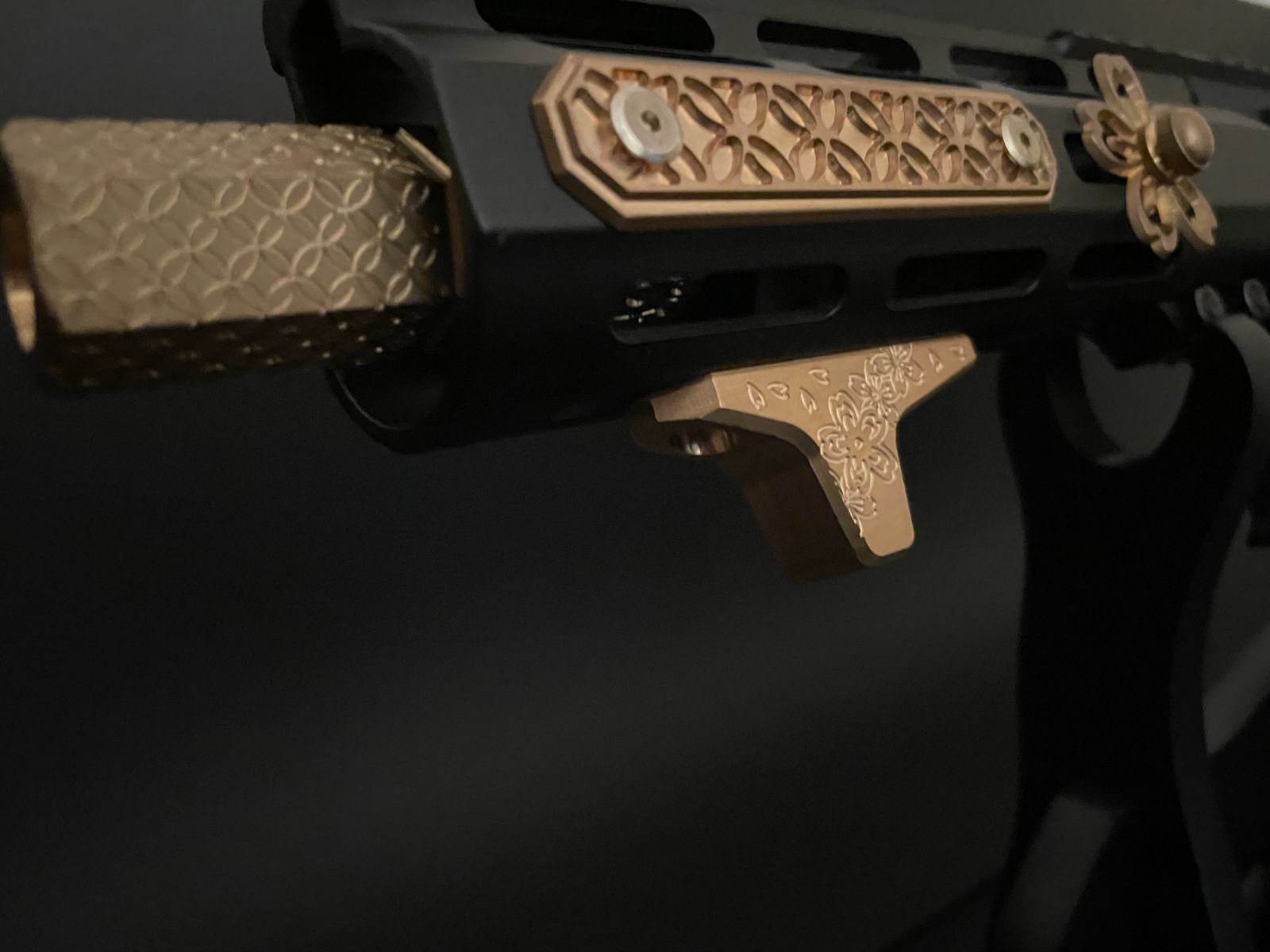 真鍮戦飾 被筒鍔桜 M-LOK対応 ネジ式 フォアグリップ ハンド