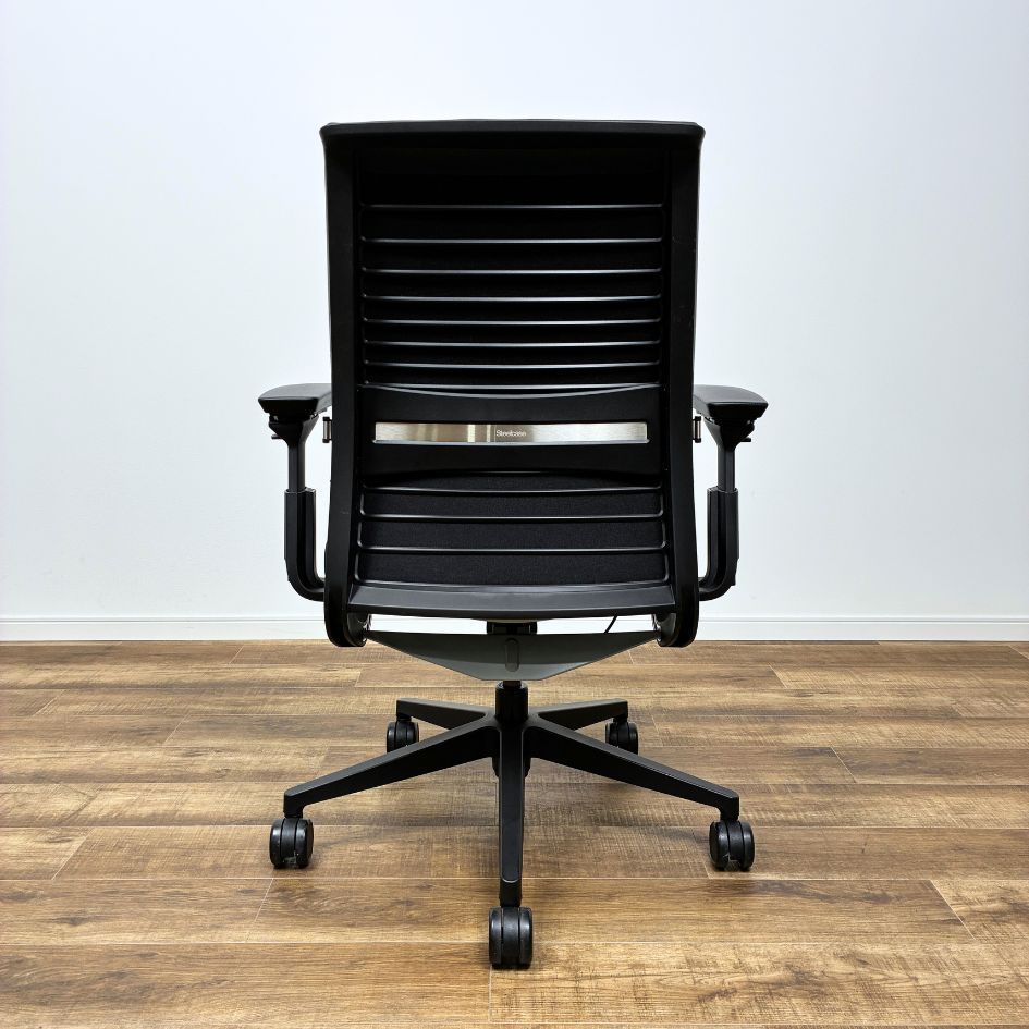 Steelcase／Think／OAチェアー／椅子／本皮／中古／スチールケース シンクチェア 肘付 アルミポリッシュ脚 座：革／背：3Dニット ブラック 中古｜スチールケース｜シンク （Ｔｈｉｎｋ）｜オフィスチェア・OA