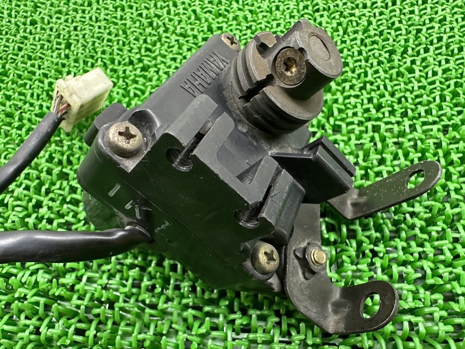 TZR250 1kt 新品未使用YPVS、冷却水ポンプ廻り部品　【バラ売り不可】 YPVSホルダプレート TZR250（1KT、2XT、3MA）R1-Z（3XC）RZV500R