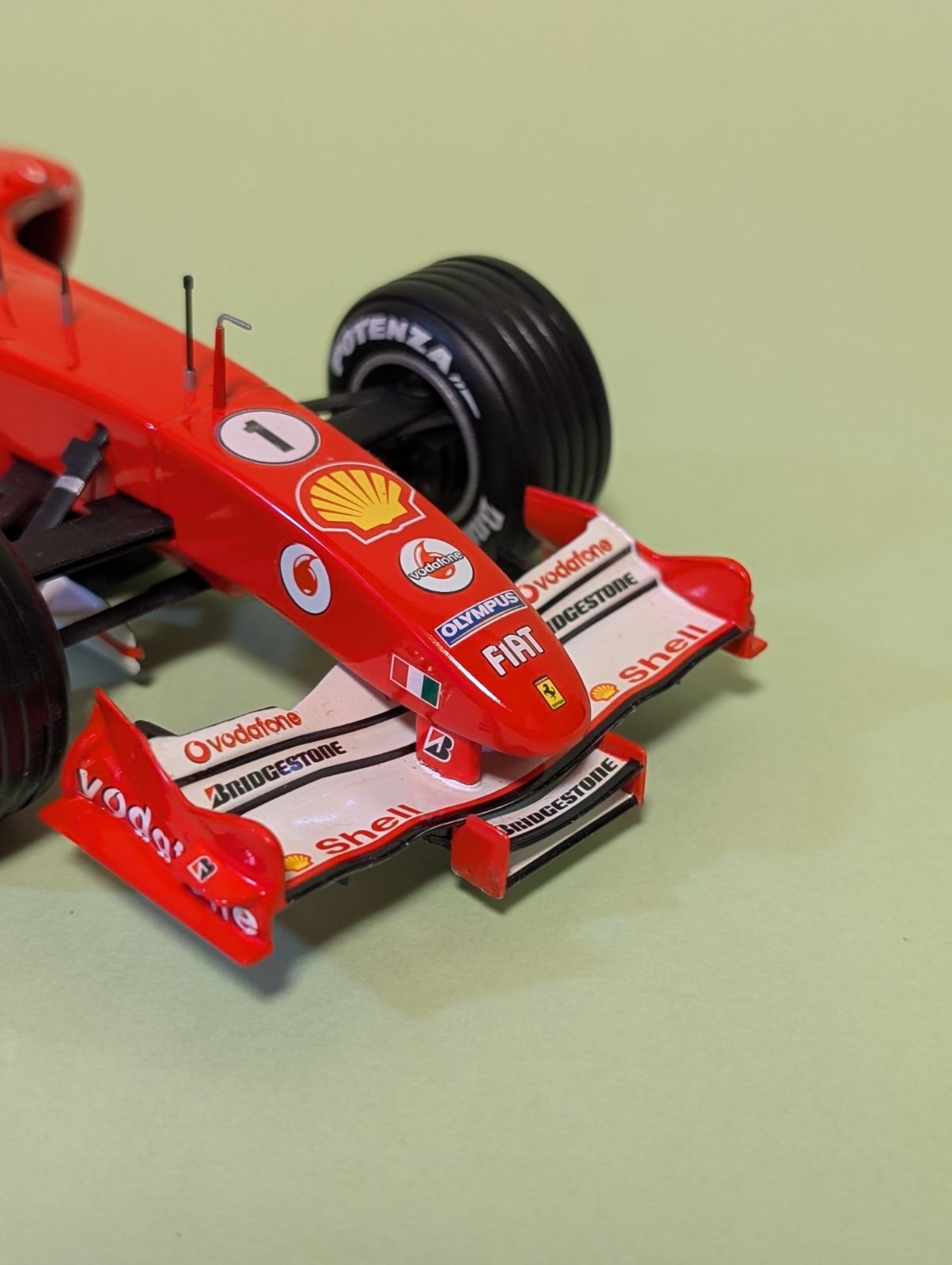 苦戦の1年…1/18 マテルフェラーリF2005 シューマッハ - メルカリ