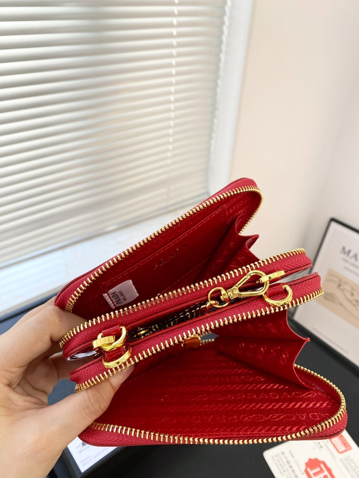 PRADA プラダ 三角リップバッグ（ボックス付き） -WT0輸入