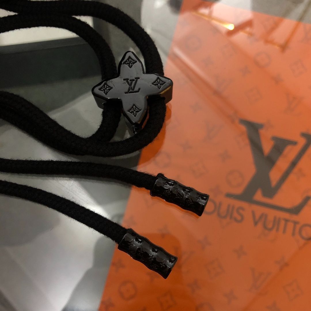 Vuitton ブラックのマイクロラベルボタンフード付きスウェットシャツ