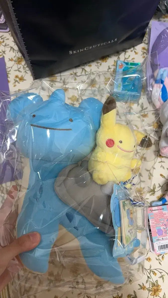 メタモンマスコット ぬいぐるみキーホルダー ピカチュウに変身した