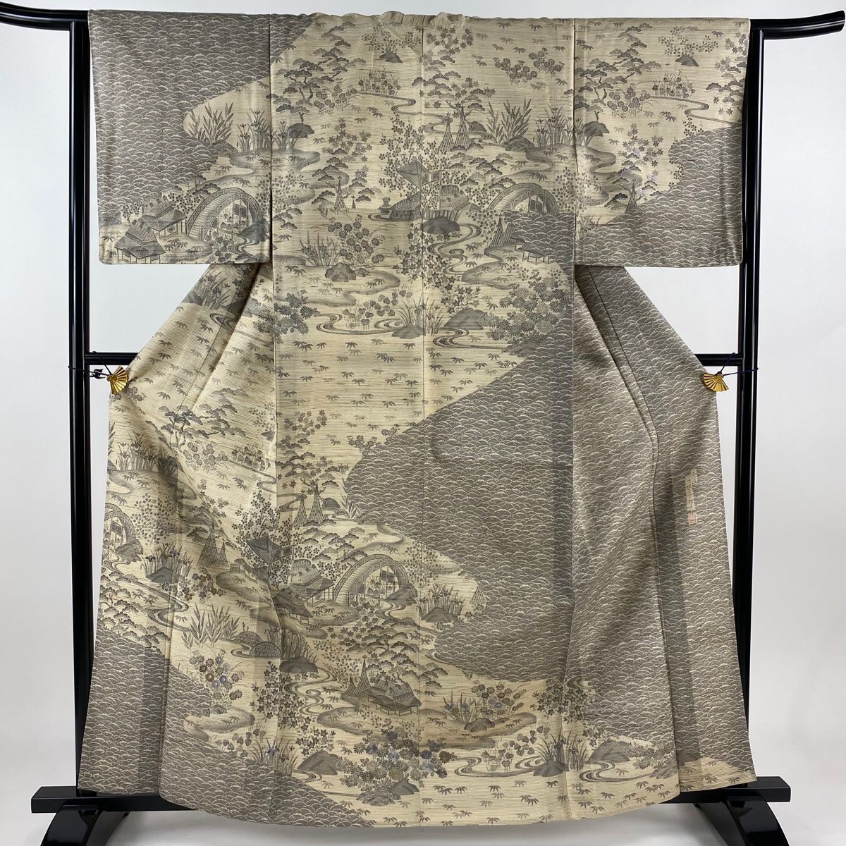 訪問着 身丈163cm 裄丈64.5cm M 薄物 川村久太郎 紬地 落款 風景 建物 刺繍 薄茶色 正絹 名品