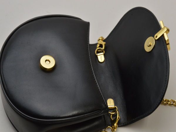 Ferragamo ブラックレザーポーチ ゴールドチェーン Ferragamo ブラックレザーポーチ ゴールドチェーン - メルカリ