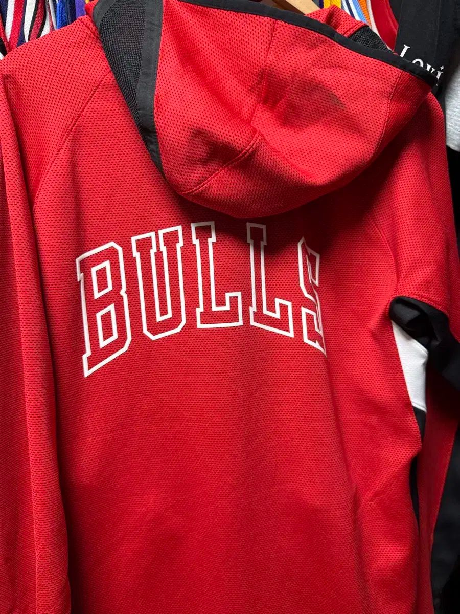 送料無料でお届けします。 L NIKE ナイキ x NBA サーマプレックス シカゴ ブルズ フード ジップアップ 格安