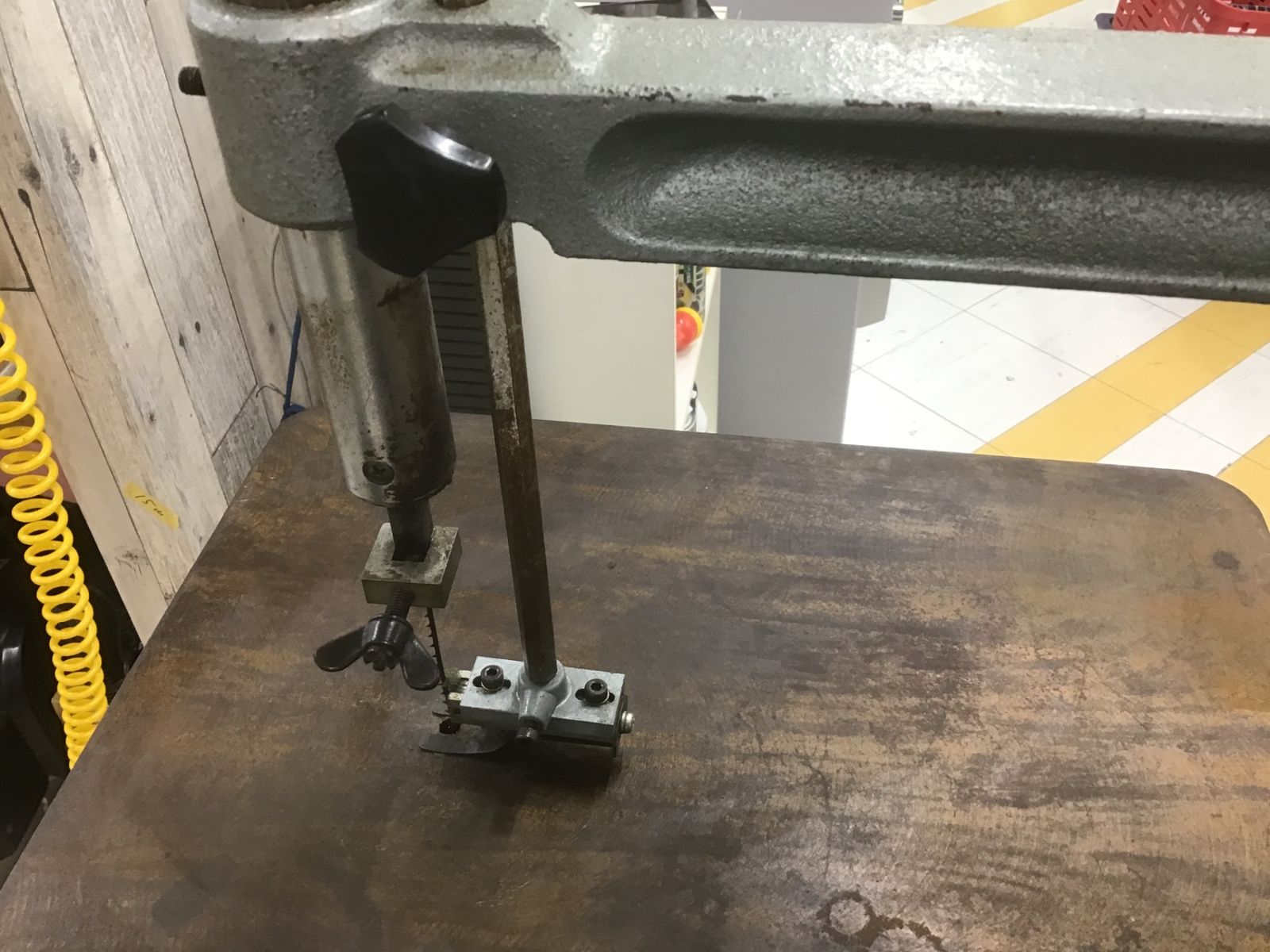 100V