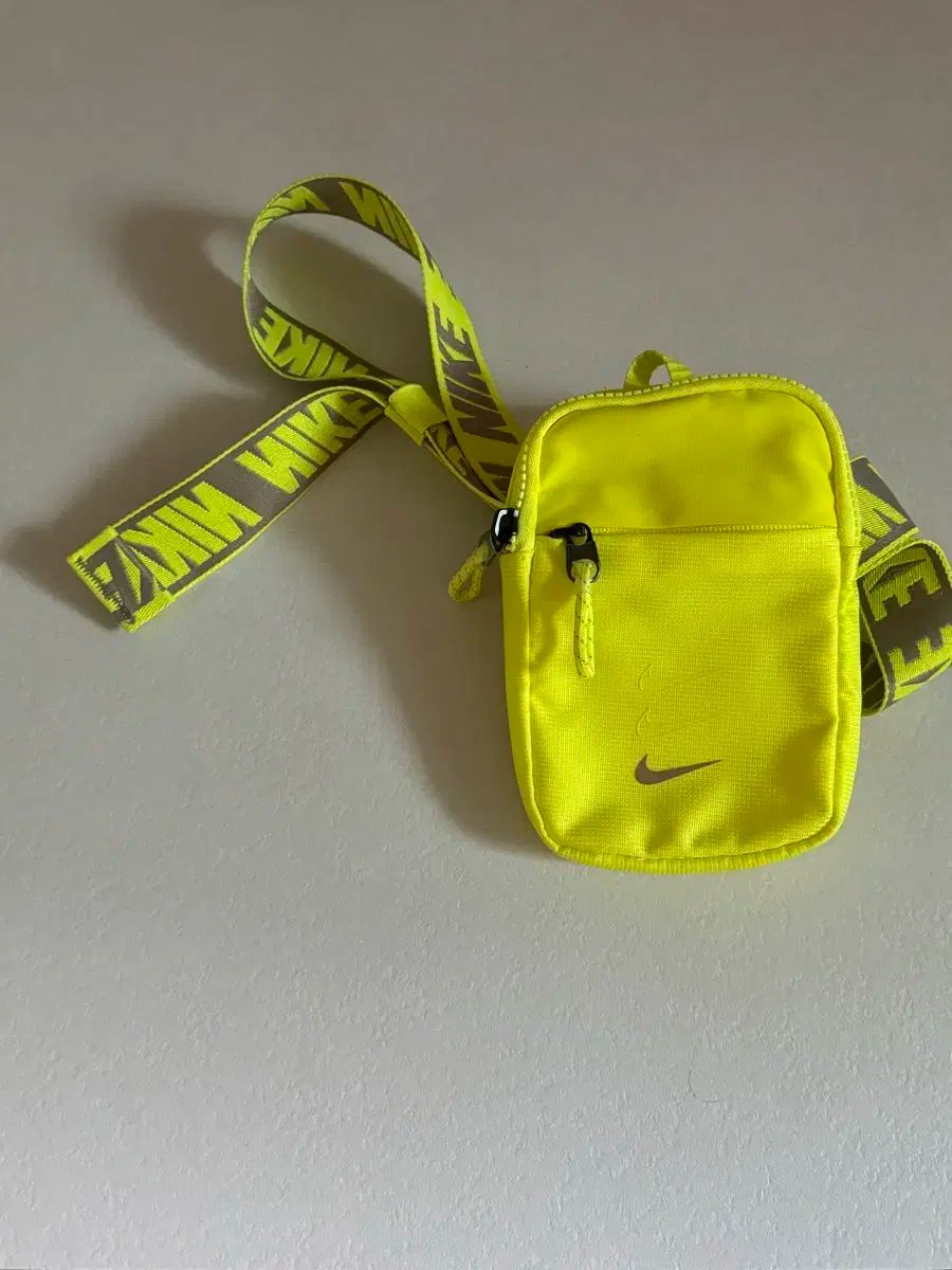 NIKE ナイキ 必需品 ヒップパック ヒップバッグ ネオン