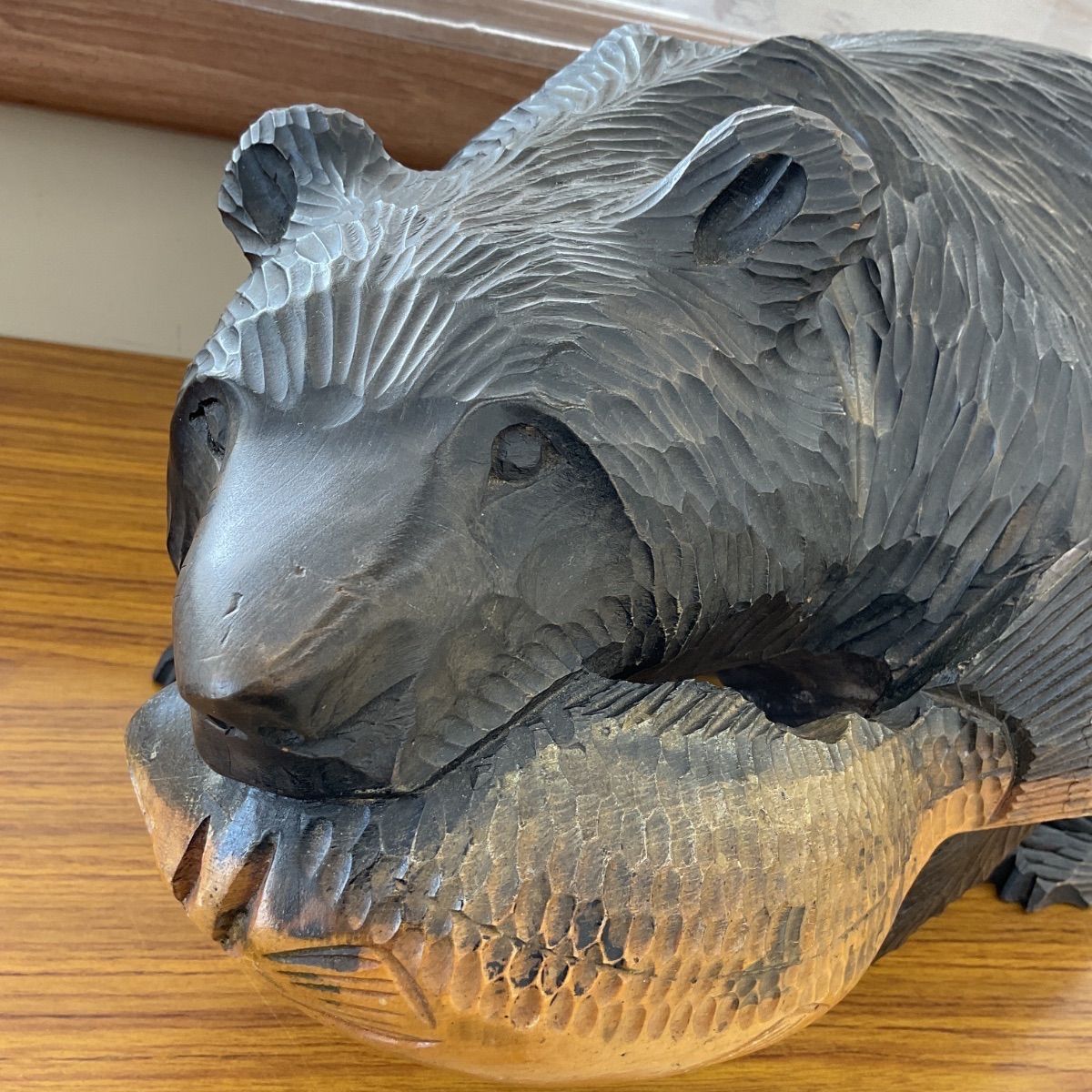 木彫り熊鮭くわえ　木製 木彫り熊 鮭くわえ熊 特大サイズ 傷あり 一刀彫 迫力の民芸工芸品 置物