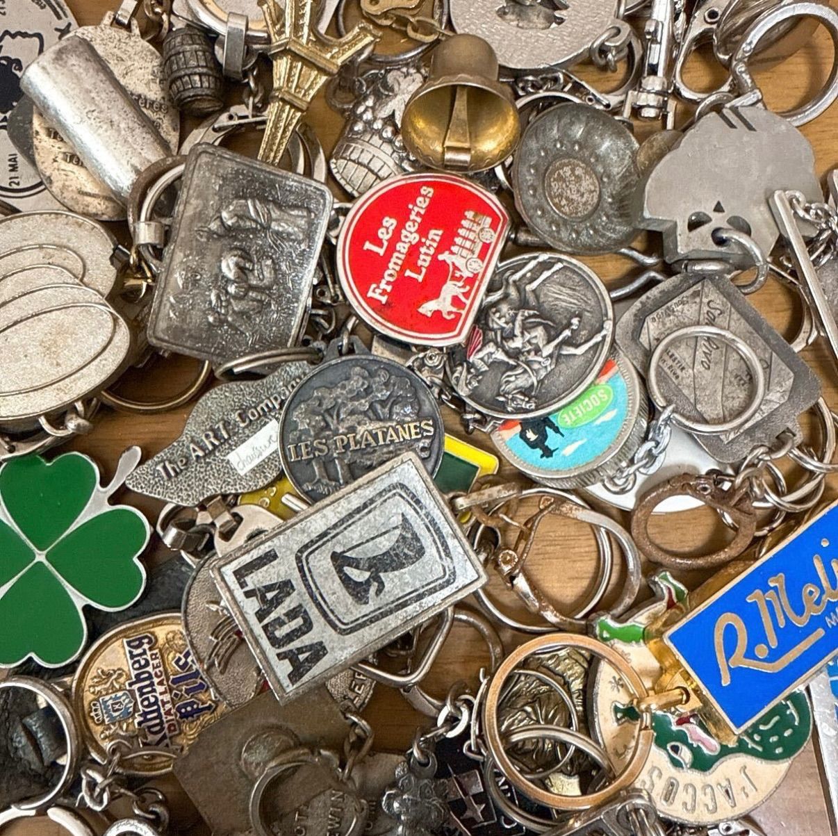 100個！フランス ヴィンテージ キーホルダー 金属製 メタル まとめ売り D1 100個！フランス ヴィンテージ キーホルダー 金属製 メタル まとめ売り